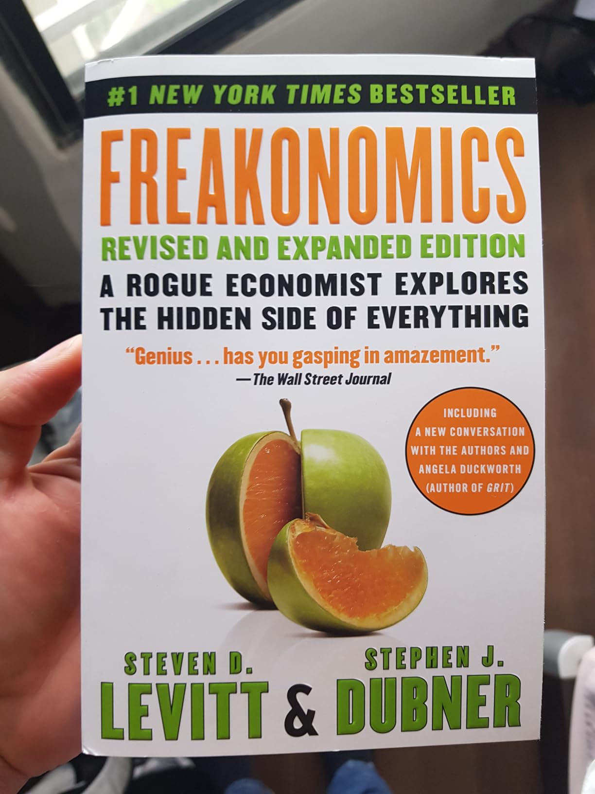 Freakonomics Revised and Expanded Edition: A Rogue Economist Explores the Hidden Side of Everything customer photo 1