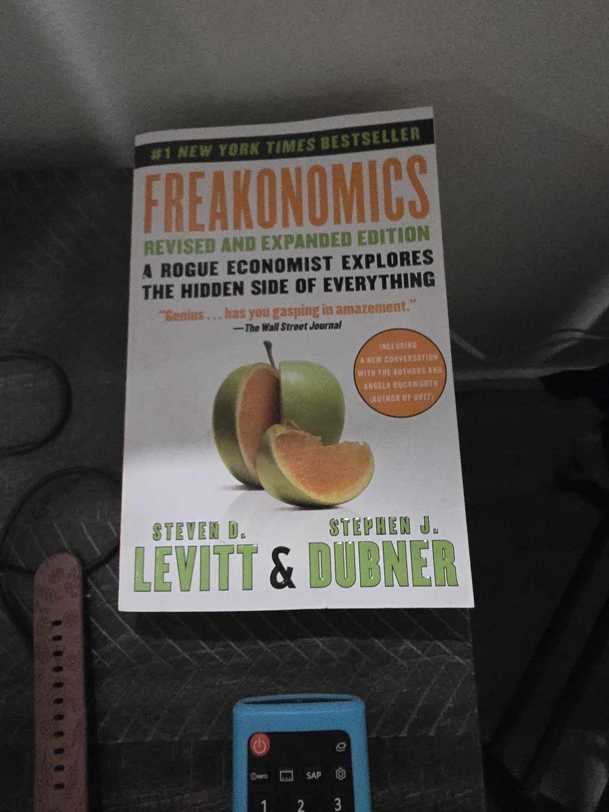 Freakonomics Revised and Expanded Edition: A Rogue Economist Explores the Hidden Side of Everything customer photo 2