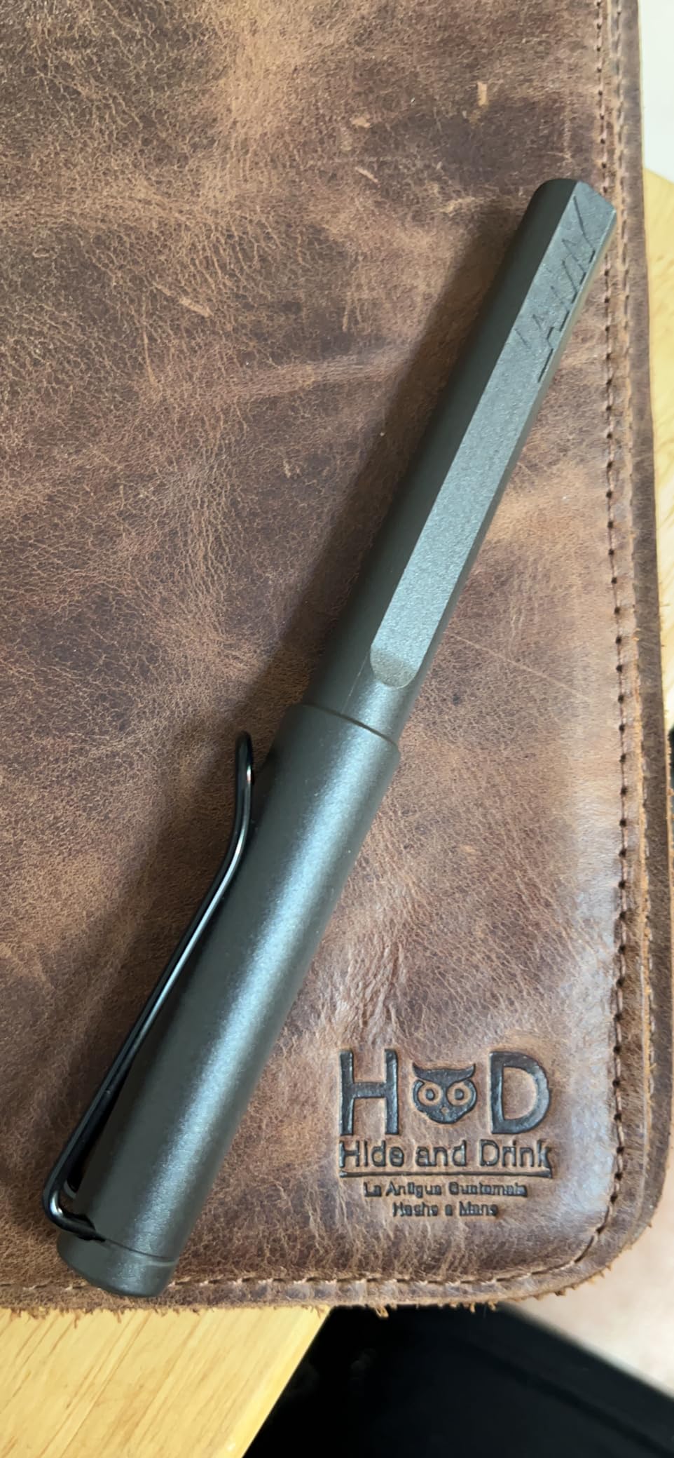 LAMY safari umbra - Rollerball Pen with ergonomic grip & line width M - for pleasant long writing - made of robust ASA plastic - including rollerball refill LAMY M 63 in black customer photo 1