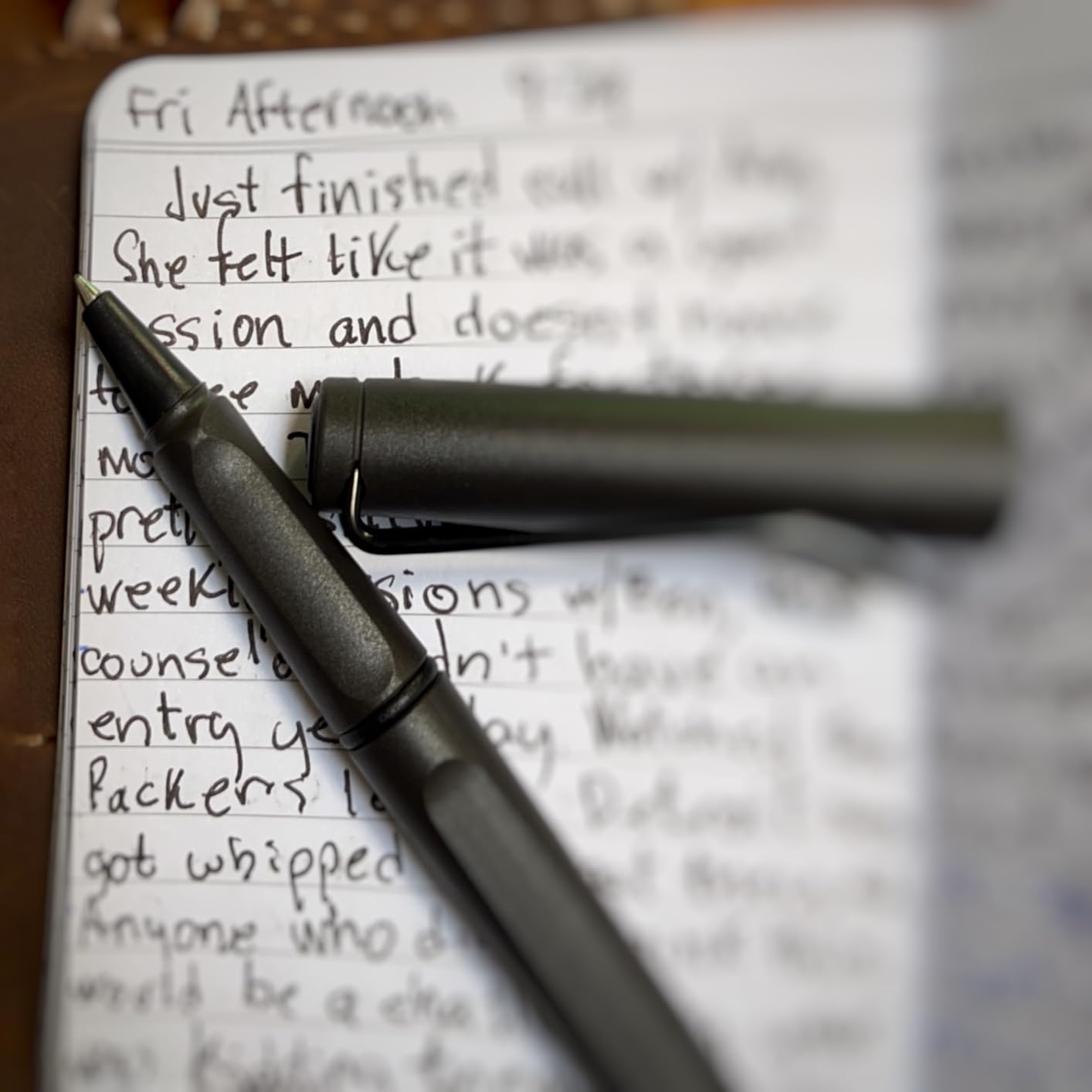 LAMY safari umbra - Rollerball Pen with ergonomic grip & line width M - for pleasant long writing - made of robust ASA plastic - including rollerball refill LAMY M 63 in black customer photo 2
