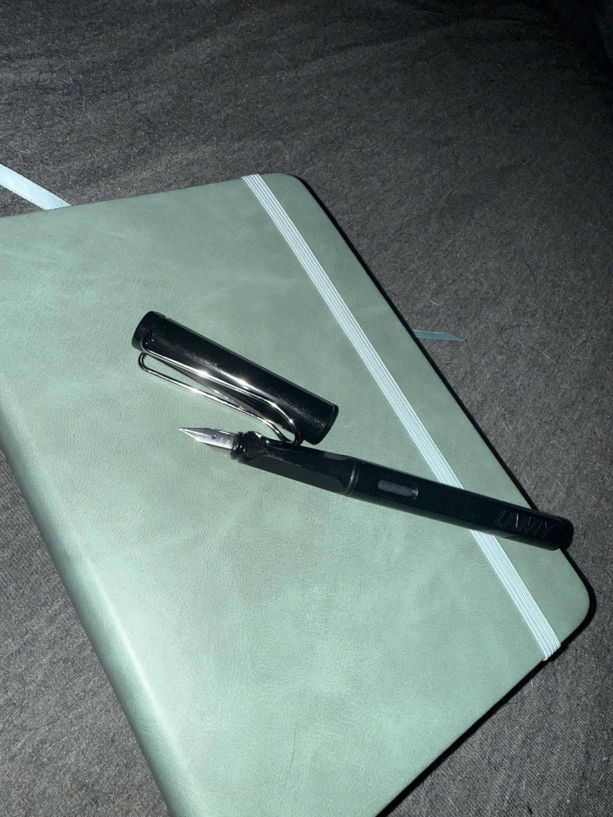 LAMY safari black - Fountain Pen with ergonomic grip & polished steel nib in size M - ideal for any Writing & Calligraphy - including LAMY T 10 blue cartridge - Right-Handed customer photo 2