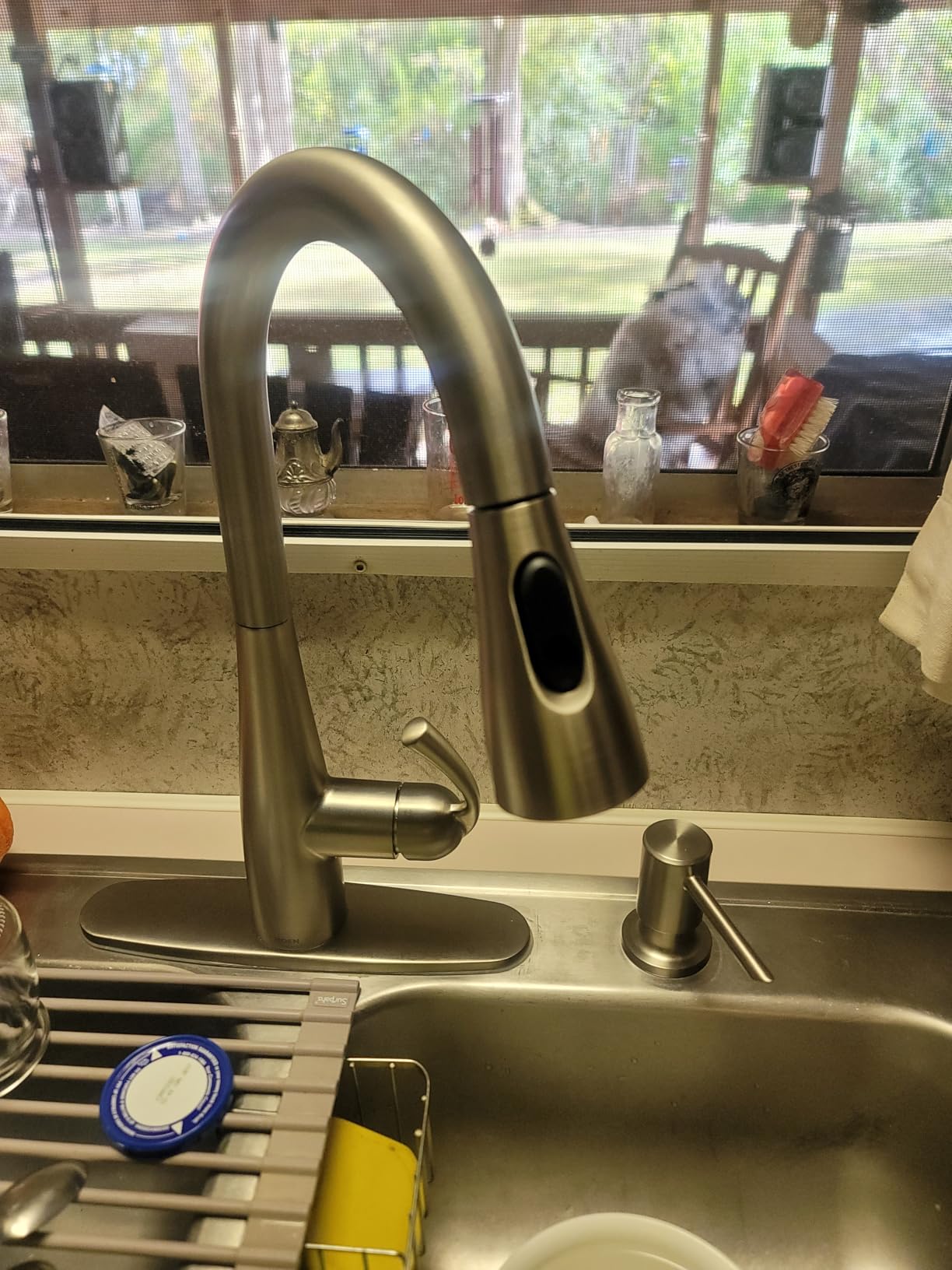 Moen Essie Spot Resist Stainless Pulldown Sprayer Kitchen Sink Faucet Set with Modern Pump Soap Dispenser, 87014SRS customer photo 1