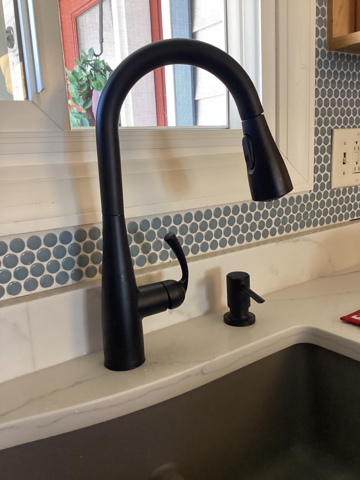 Moen Essie Spot Resist Stainless Pulldown Sprayer Kitchen Sink Faucet Set with Modern Pump Soap Dispenser, 87014SRS customer photo 2