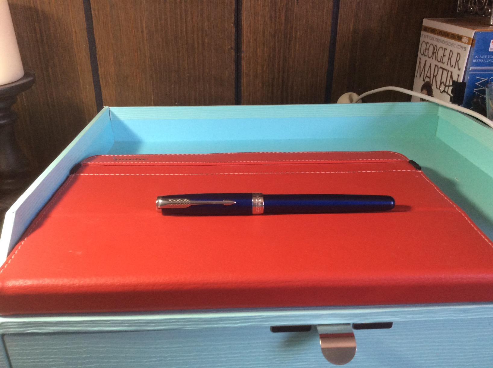 PARKER Sonnet Fountain Pen, Matte Black Lacquer with Gold Trim, Fine Nib (1931516) customer photo 2
