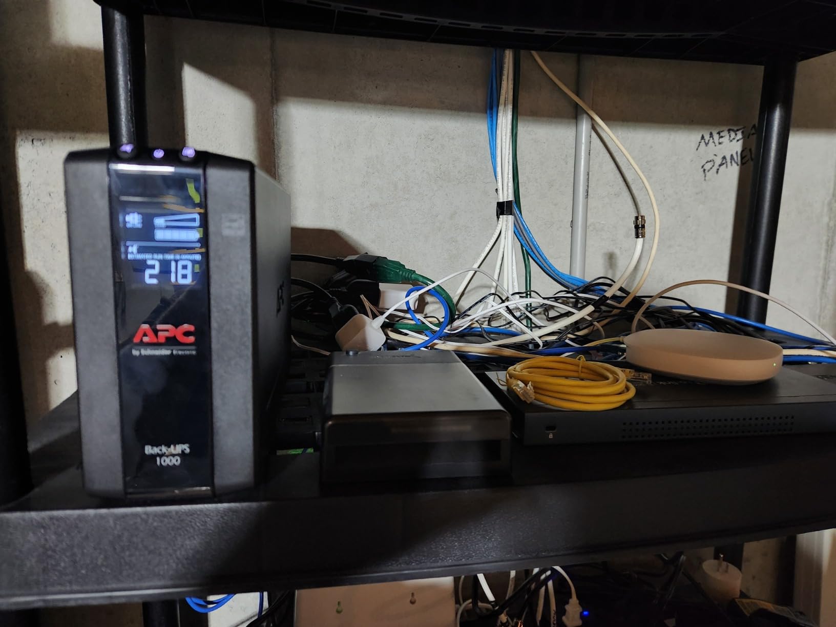 APC Back-UPS Pro 1000VA/600W Battery Backup, BX1000M customer photo 1