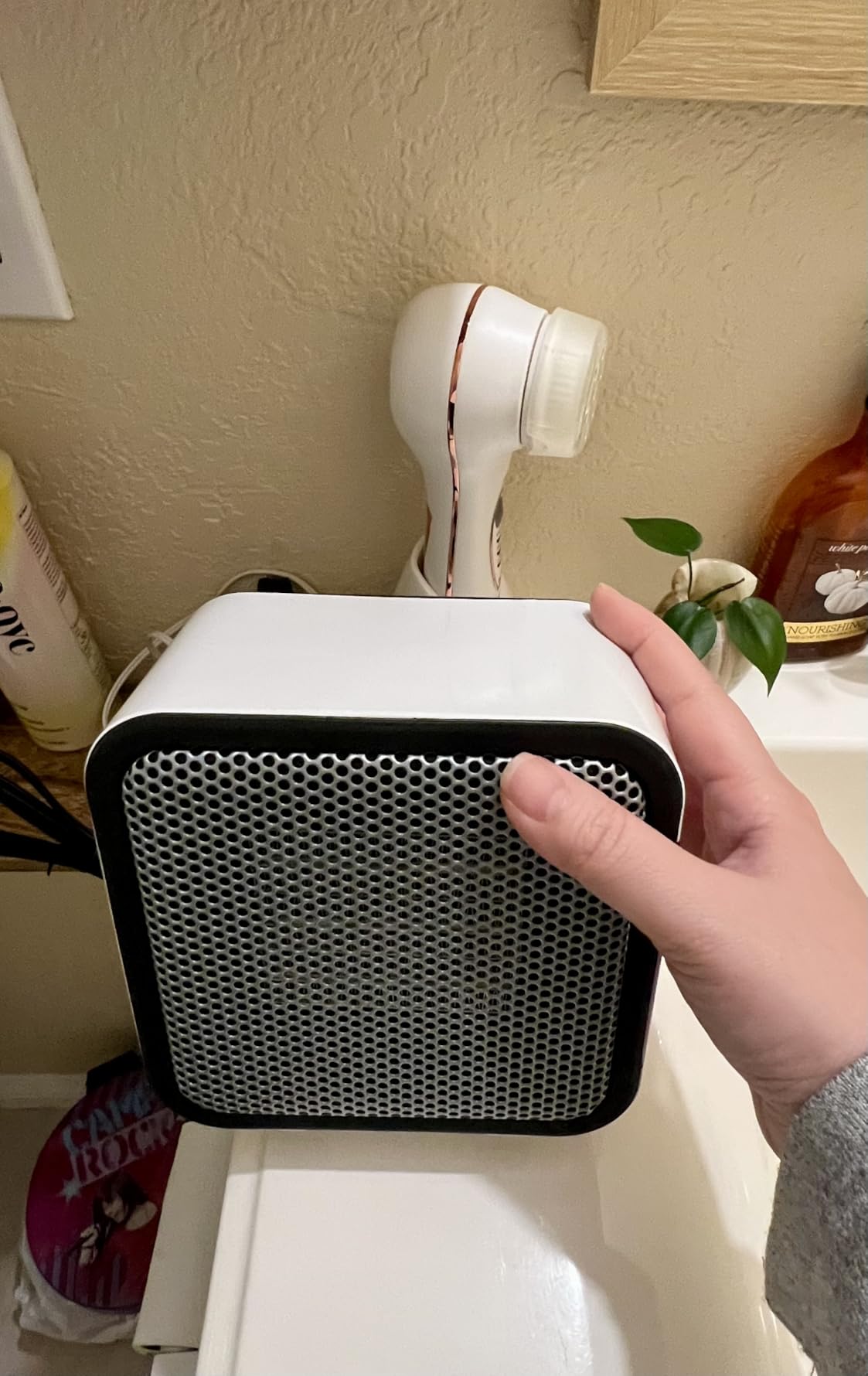 Amazon Basics Ceramic Space Heater, Portable Mini Heater for Office Desk, 500W, With Tip-Over Protection, Lightweight 1.4 lbs, White customer photo 1