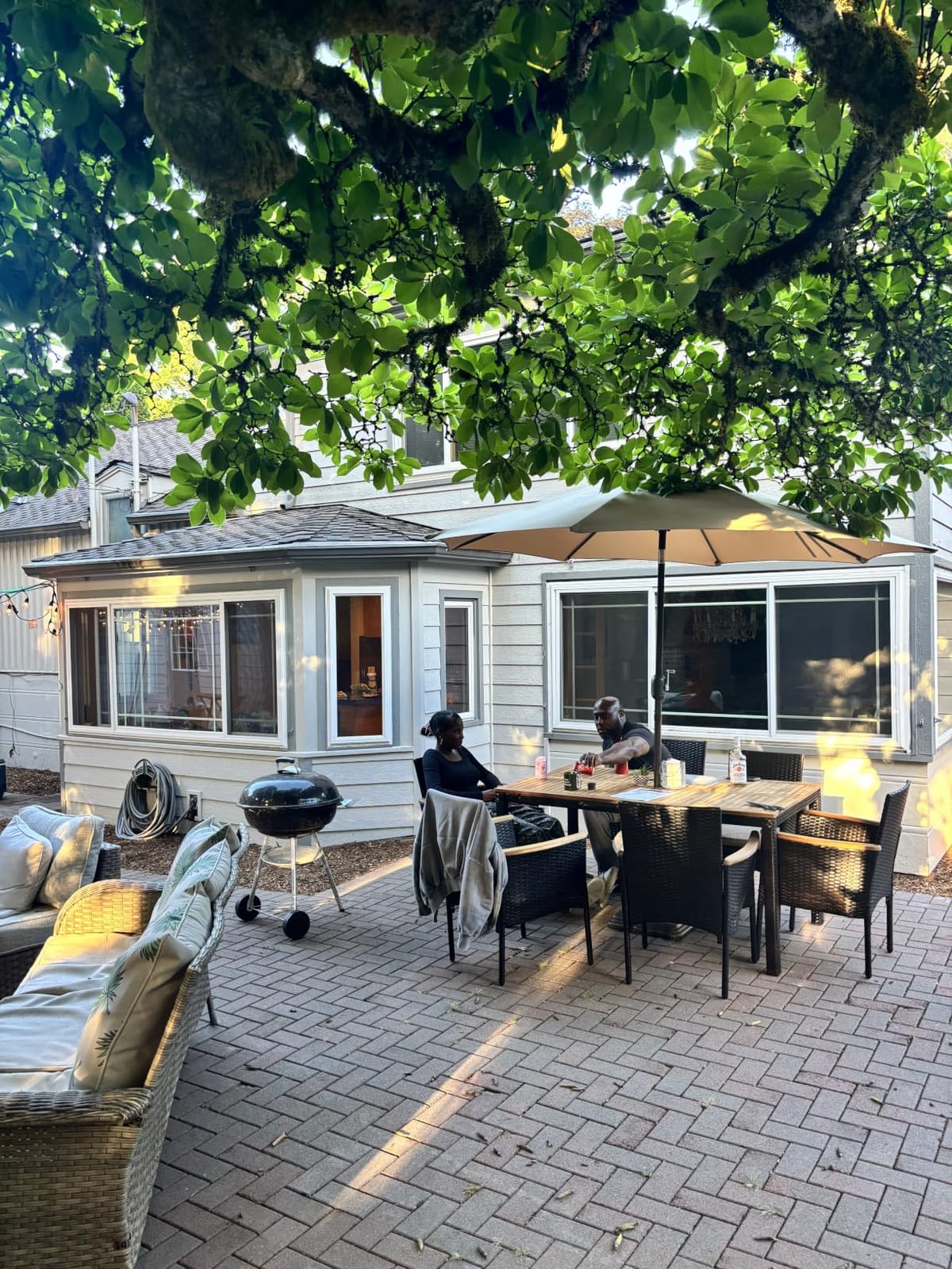 9' Outdoor Patio Umbrella, Outdoor Table Umbrella, Yard Umbrella, Market Umbrella with 8 Sturdy Ribs, Push Button Tilt and Crank customer photo 1