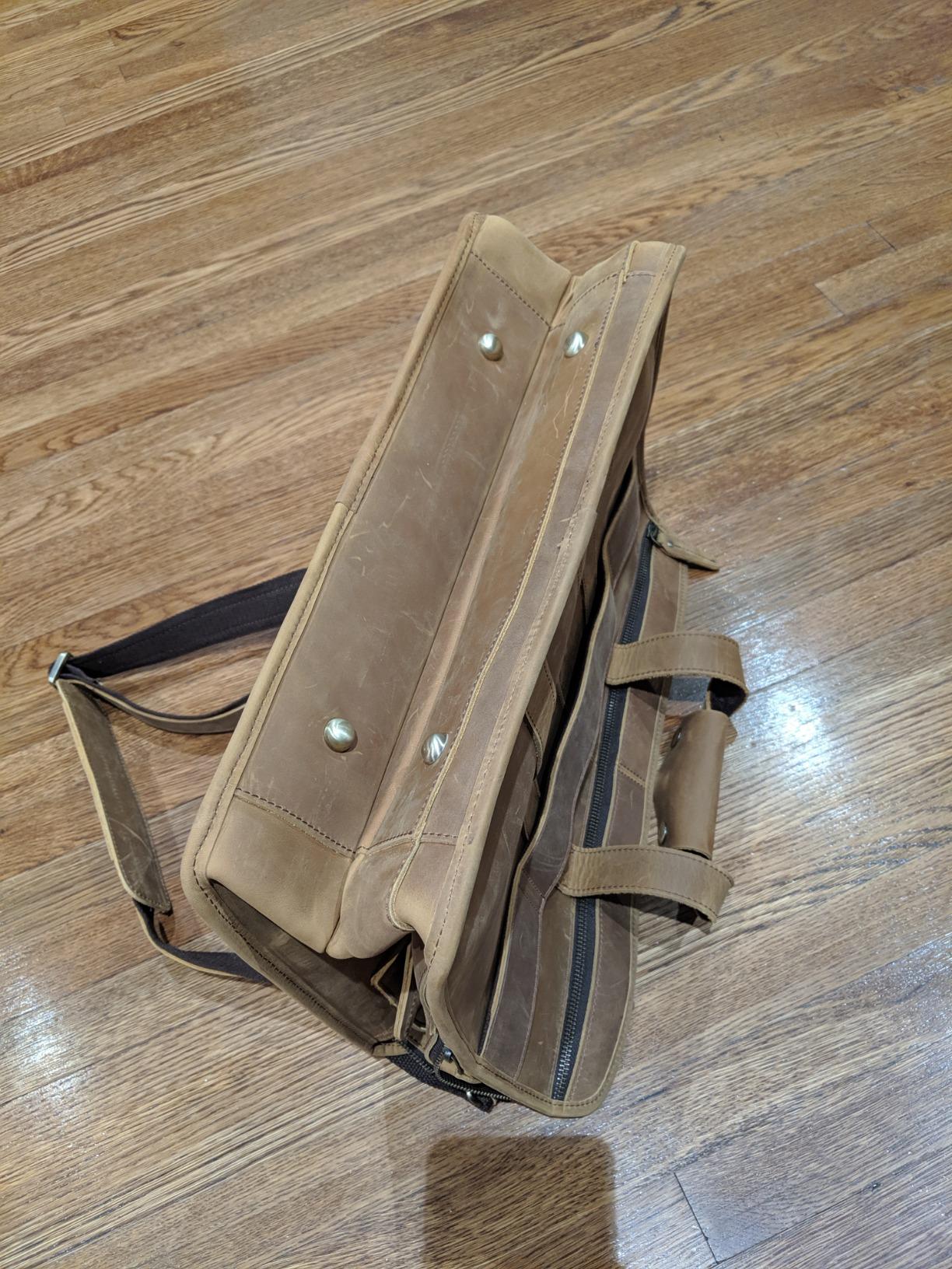 Polare Modern Messenger Bag with Retro Feel 17
