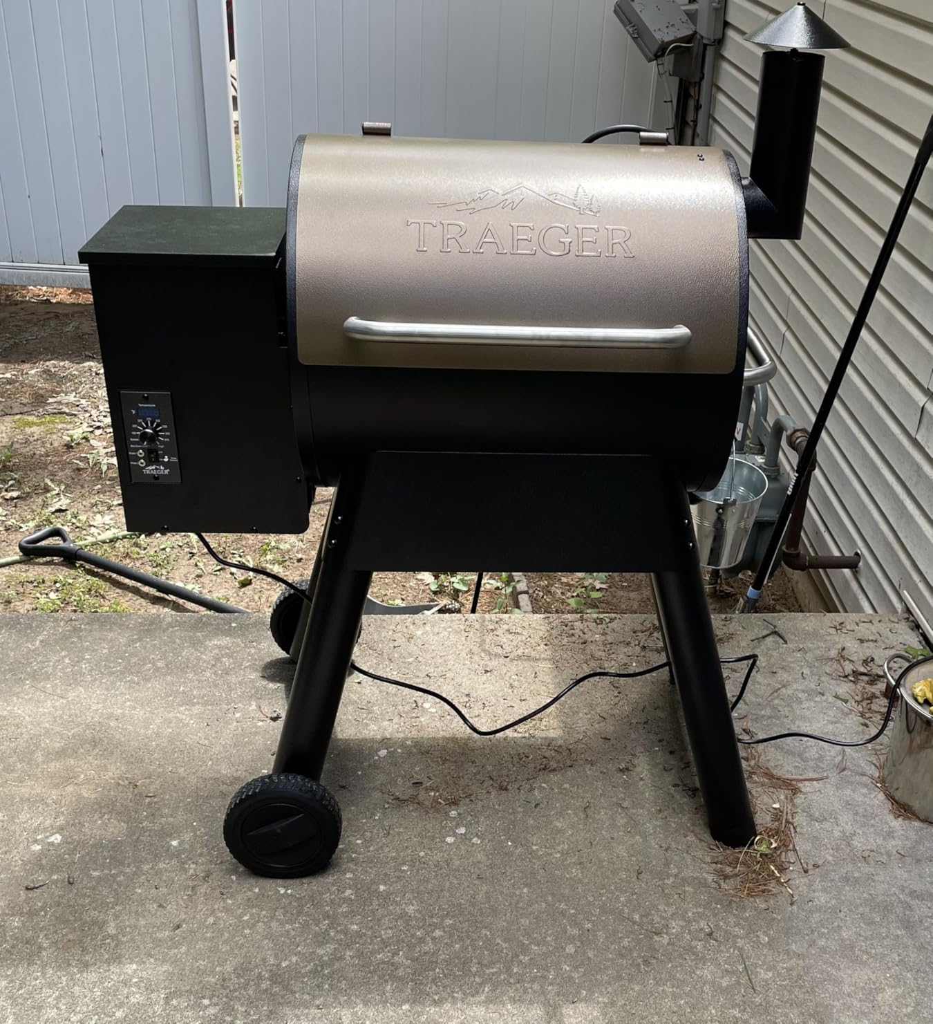 Traeger Pro 22 Wood Pellet Grill & Smoker, 572 Sq In | 6-in-1 BBQ versatility, meat probe, 450°F max, 18 lb hopper - grill, smoke, bake, roast, braise & BBQ customer photo 2