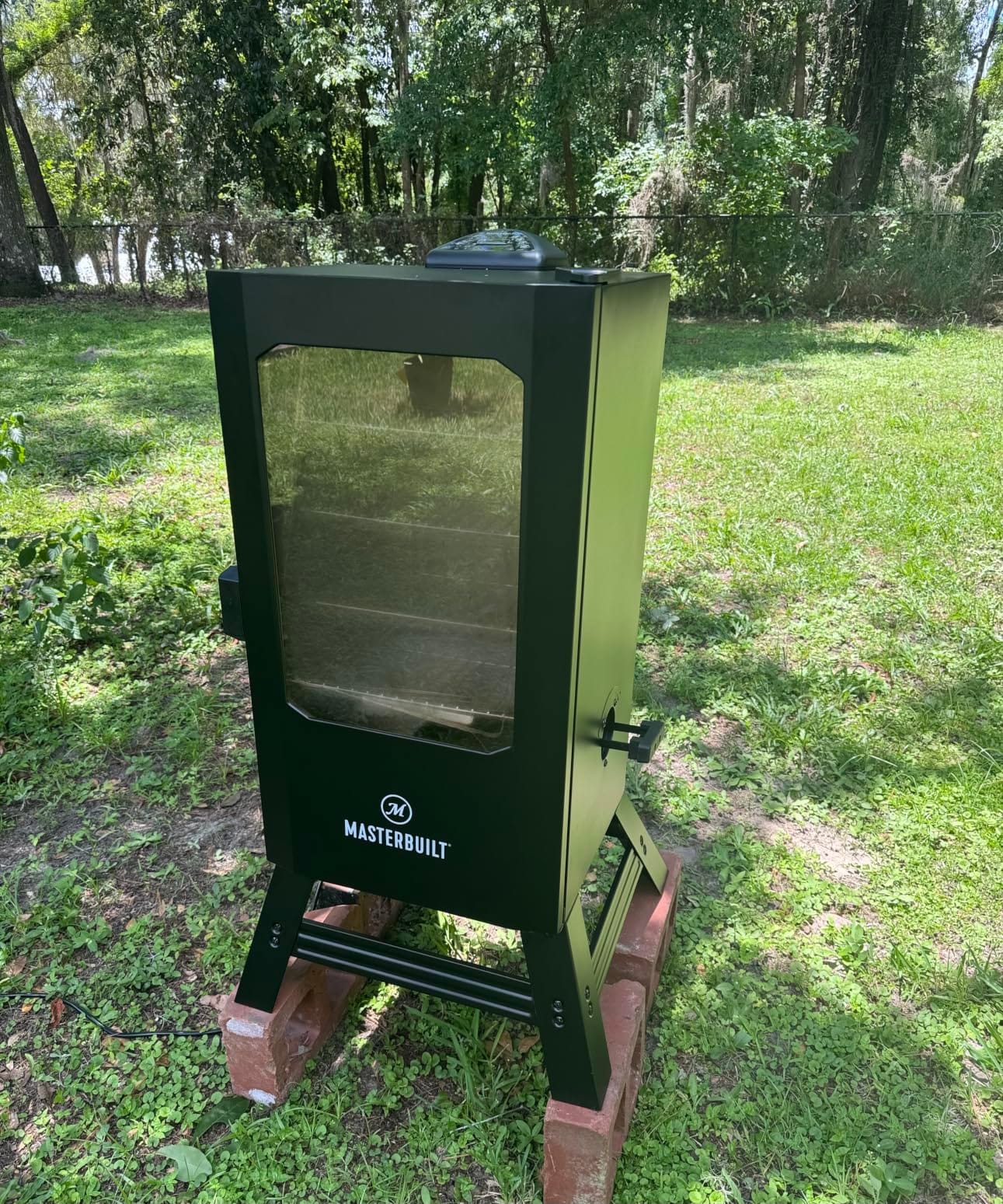 Masterbuilt 30-inch Digital Electric Vertical BBQ Smoker with Leg Kit, Side Wood Chip Loader and 710 Cooking Square Inches in Black, Model MB20070421 customer photo 2