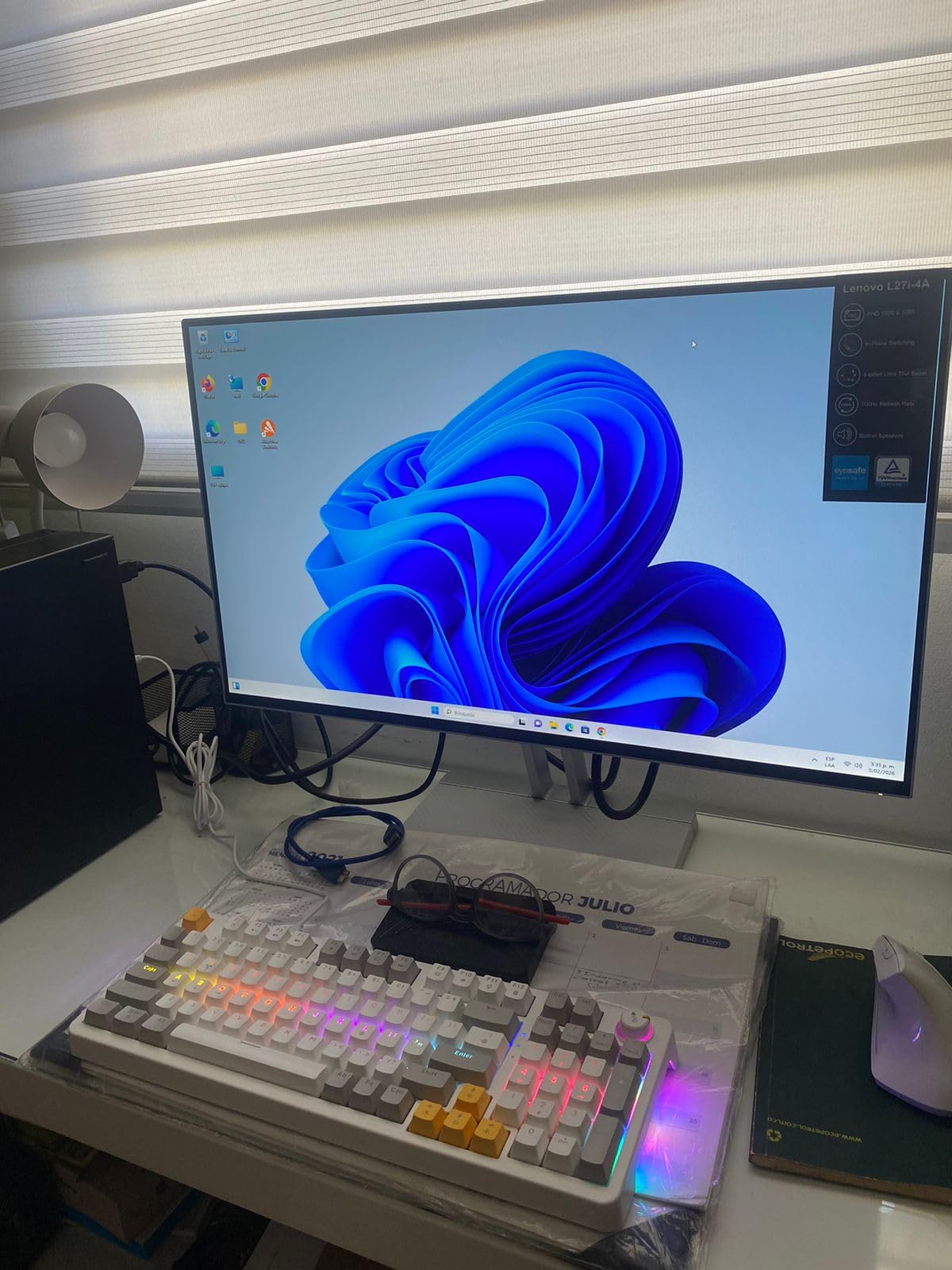 Perixx PERIMICE-713W Wireless Ergonomic Vertical Mouse - 2.4G Spec with USB Receiver - On/Off Switch - 6 Buttons Right Handed Design - White customer photo 1