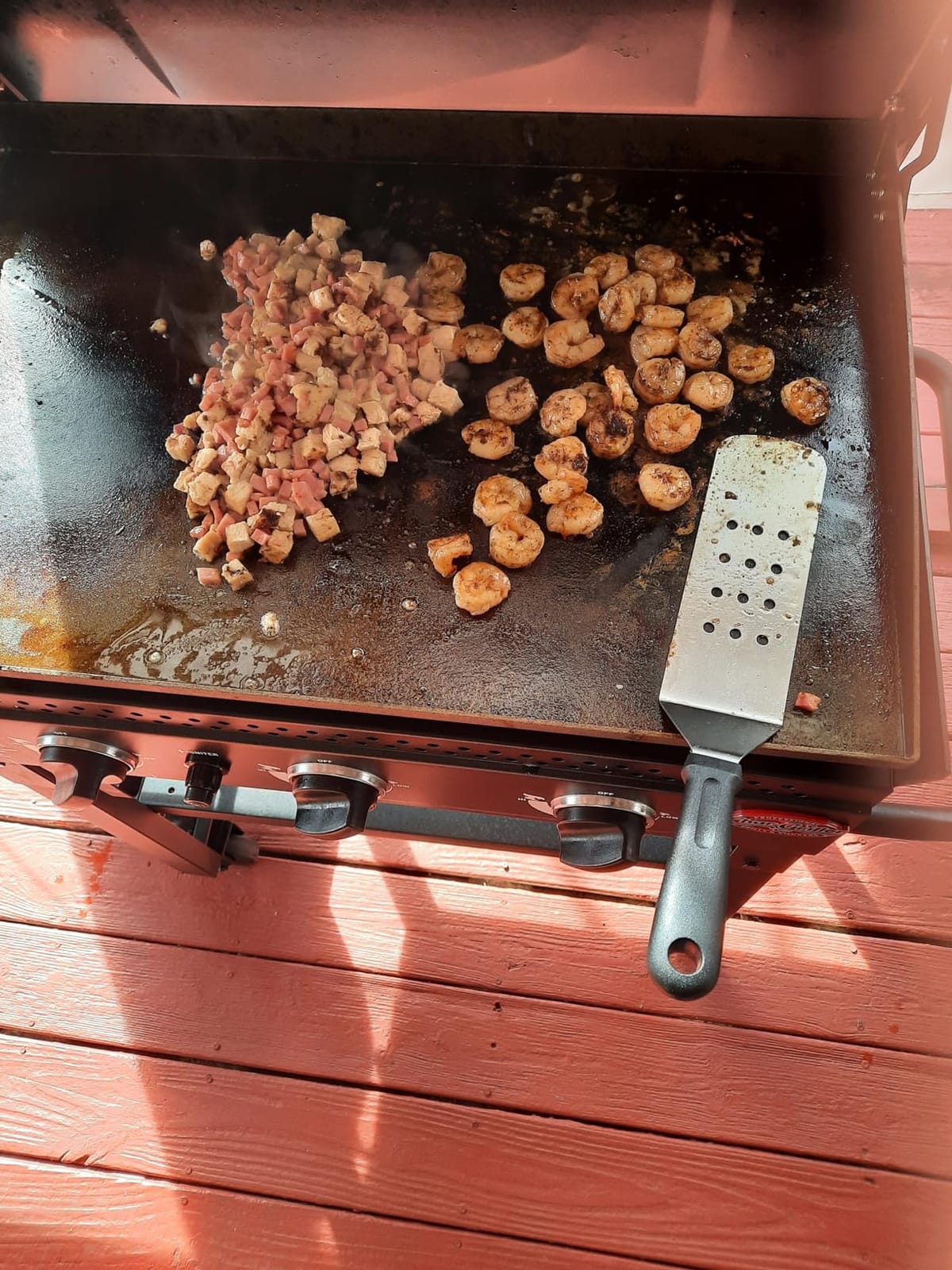 Char-Griller Flat Iron 3-Burner Propane Gas Flat-Top Griddle with Steel Griddle Top, Hinged Lid and Wind Guards, 520 Cooking Square Inches, Black, Model 8428 customer photo 1