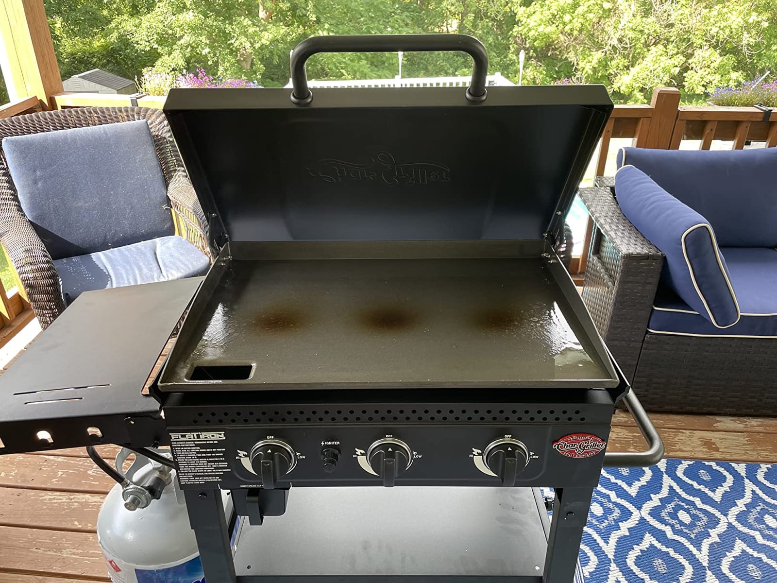 Char-Griller Flat Iron 3-Burner Propane Gas Flat-Top Griddle with Steel Griddle Top, Hinged Lid and Wind Guards, 520 Cooking Square Inches, Black, Model 8428 customer photo 2