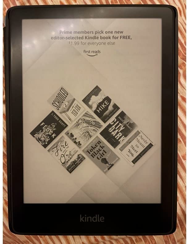 Kindle Paperwhite (16 GB) - Now with a larger display, adjustable warm light, increased battery life, and faster page turns - Black customer photo 1