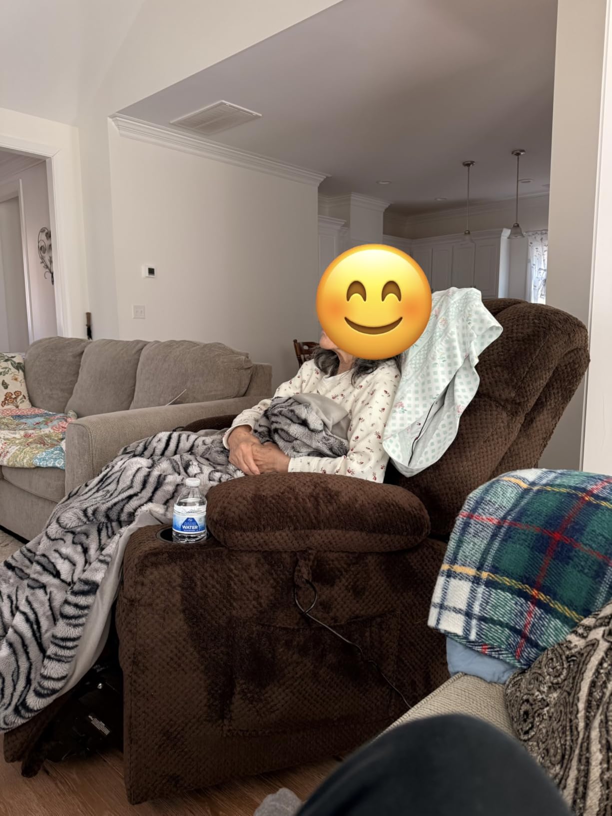 MCombo Dual Motor Power Lift Recliner Chair for Elderly, Massage Heat 7890 | Zero Gravity Lift Chair, Infinite Position, Lay Flat, USB Ports, Cup Holders, FSC, OEKO-TEX, Fabric (Medium, Mocha) customer photo 2