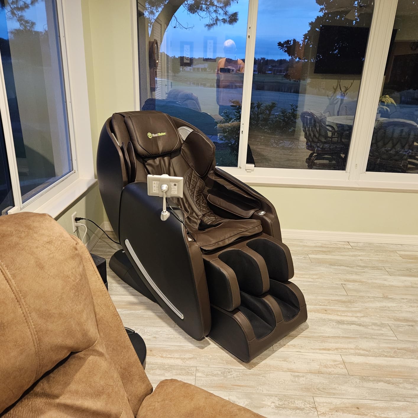 Real Relax Massage Chair Full Body with Unique Phone Controller,Heart and Blood Measurement, Zero Gravity 3D SL-Track Recliner with APP Control, Child Lock,Pause Button, Back Pad, Favor-06, Dark Brown customer photo 2