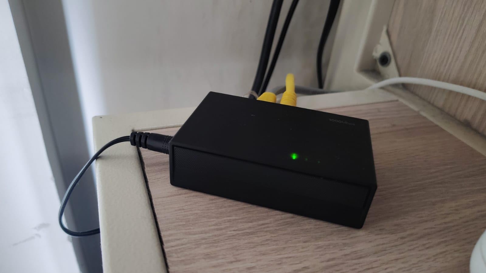UGREEN Ethernet Switch, 5 Port Gigabit Ethernet Splitter, Plug & Play, Wall Mount & Desktop Network Switch Hub, Unmanaged, Compact, with LED, Fanless Quiet, for Internet Cable, Laptop, Router, NAS customer photo 2