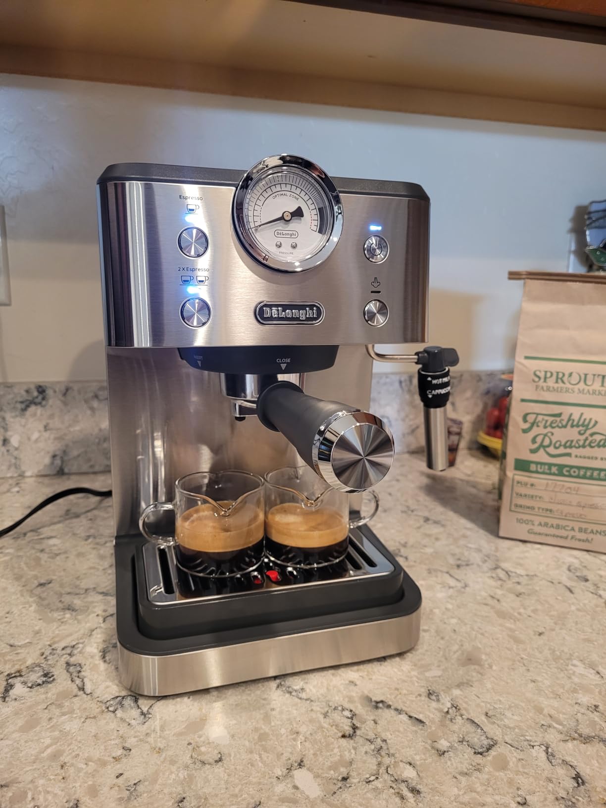 De'Longhi Classic Signature Espresso Machine, Adjustable Milk Frother customer photo 2