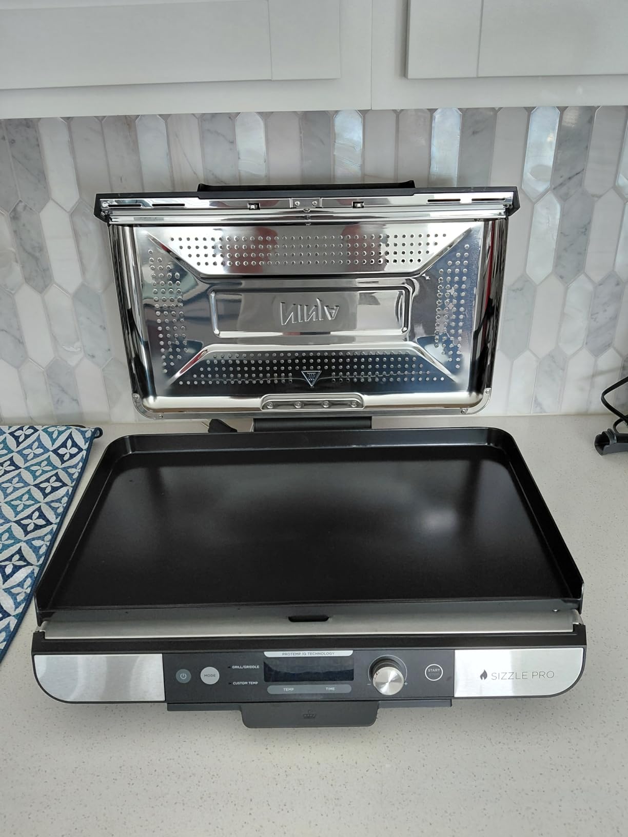 Ninja Sizzle Pro XL 20-Inch Indoor Griddle + Grill, Detachable Ventilated Lid, Grease Control, Ceramic Nonstick Plates, Even Edge Cooking, Extra Large Capacity, Versatile, Silver, GX101 customer photo 1