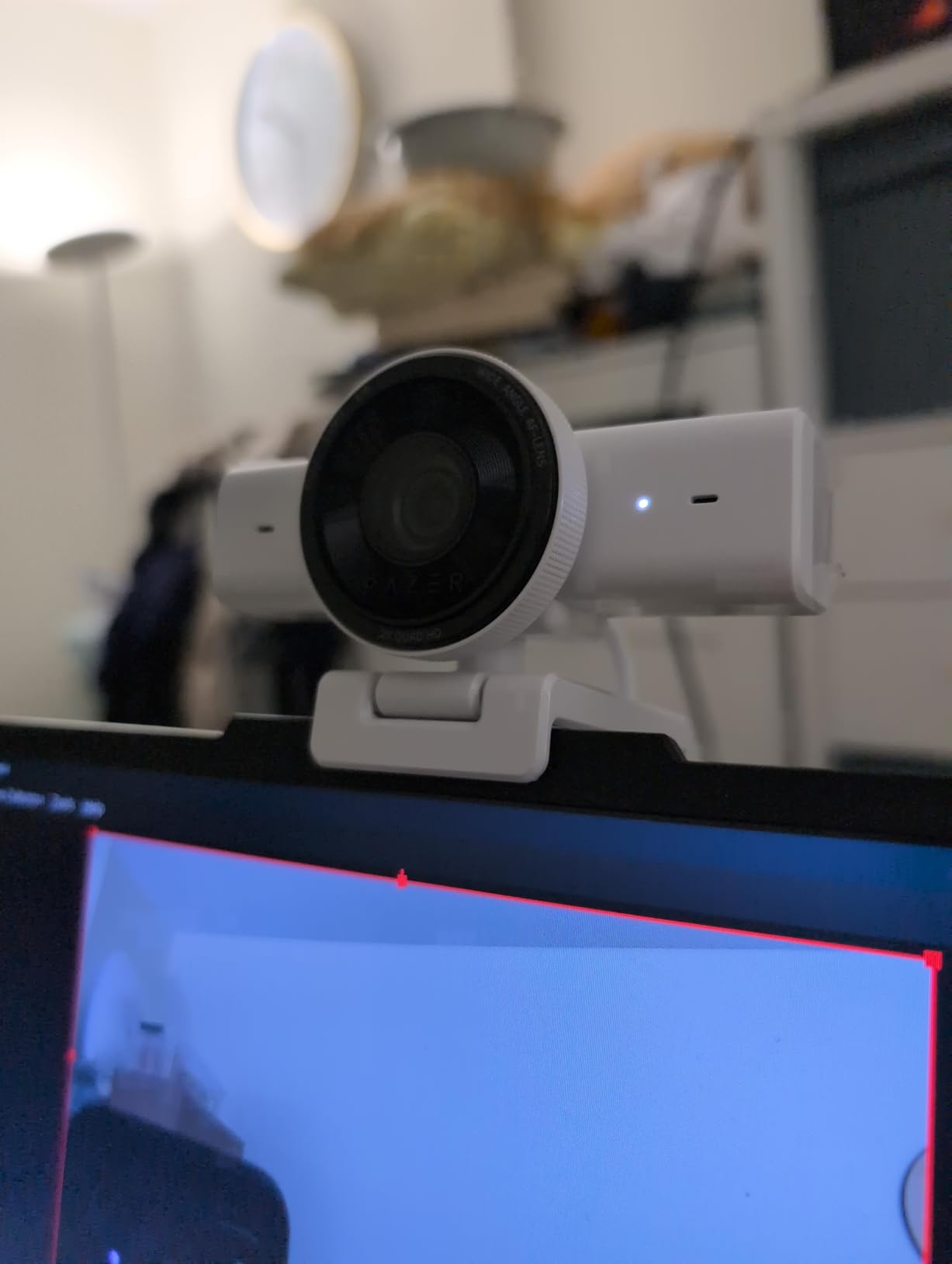 Razer Kiyo V2 X Streaming Webcam: 1440p 60 FPS - Auto Focus - Built-in Microphone - Wide Angle Lense - Integrated Privacy Shutter - Works with OBS, Xsplit, Streamlabs, Discord, Zoom, Teams - Black customer photo 1
