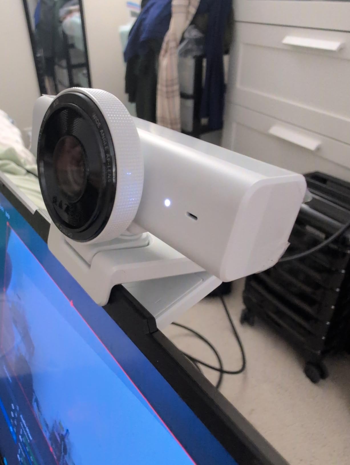 Razer Kiyo V2 X Streaming Webcam: 1440p 60 FPS - Auto Focus - Built-in Microphone - Wide Angle Lense - Integrated Privacy Shutter - Works with OBS, Xsplit, Streamlabs, Discord, Zoom, Teams - Black customer photo 2