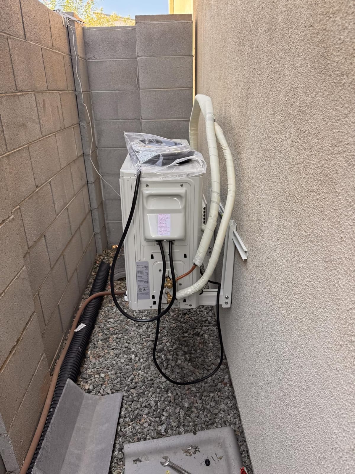 12000 BTU Mini Split Air Conditioner, 115V 22 SEER2 AC & Heat Pump | Quiet ductless system for up to 750 Sq.Ft. Features R32 refrigerant, WiFi smart control & complete installation kit. customer photo 2