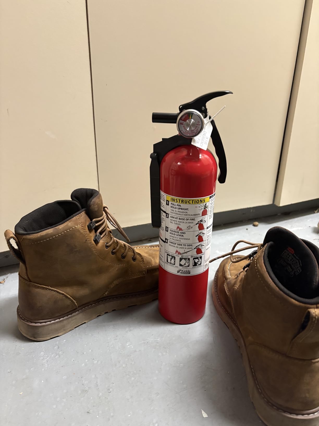 Kidde Basic 110 Fire Extinguisher for Home, 1-A:10-B:C, FA110G, 1 Pack customer photo 1
