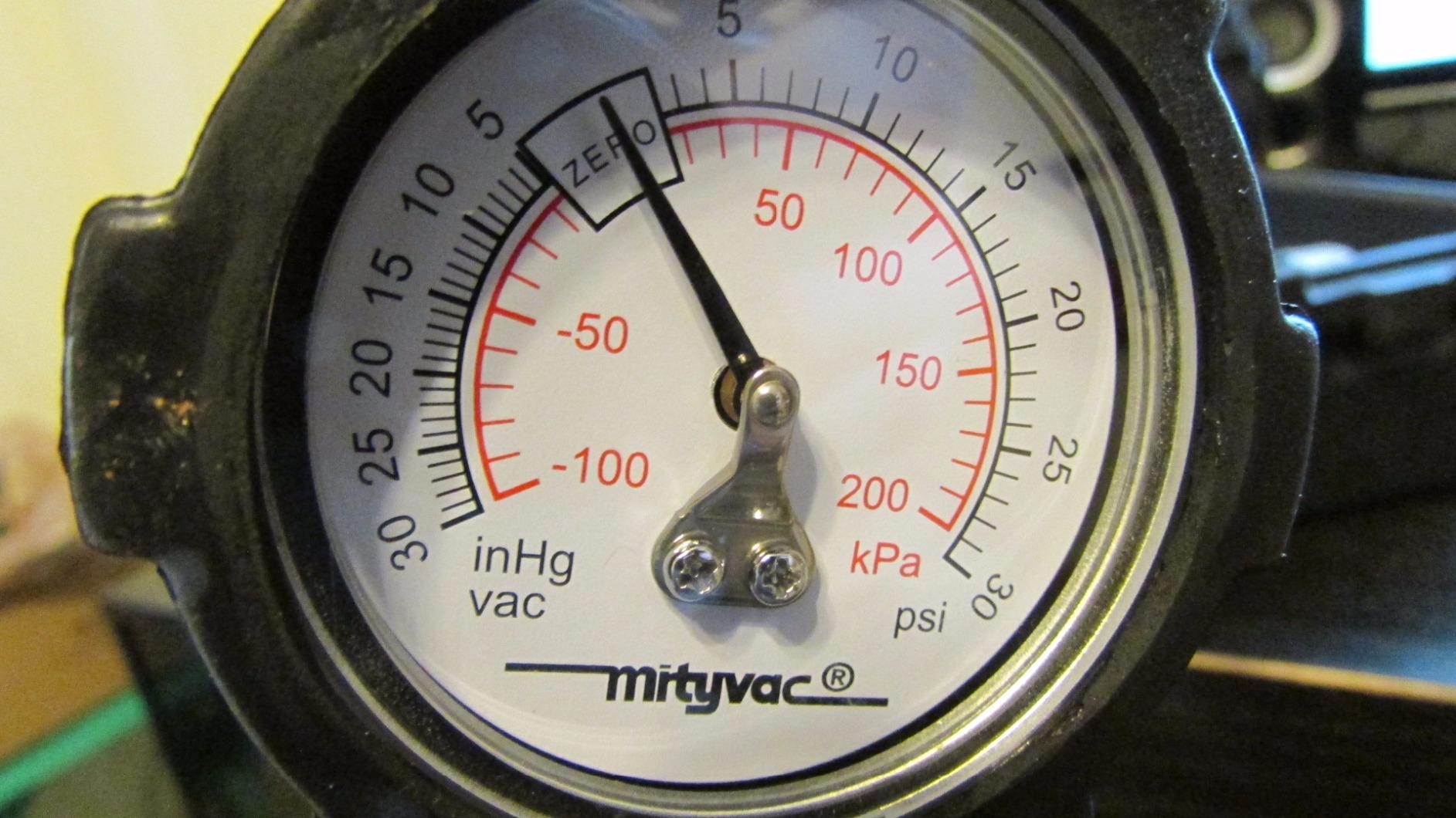 Mityvac MV8500 Silverline Elite Automotive Brake/Clutch Bleeding, Diesel Fuel Priming and Vacuum/Pressure Testing Kit, Ergonomic Design, Zinc-aluminum Die Cast, MV8510 Pump, 4.5oz Fluid Reservoir customer photo 2