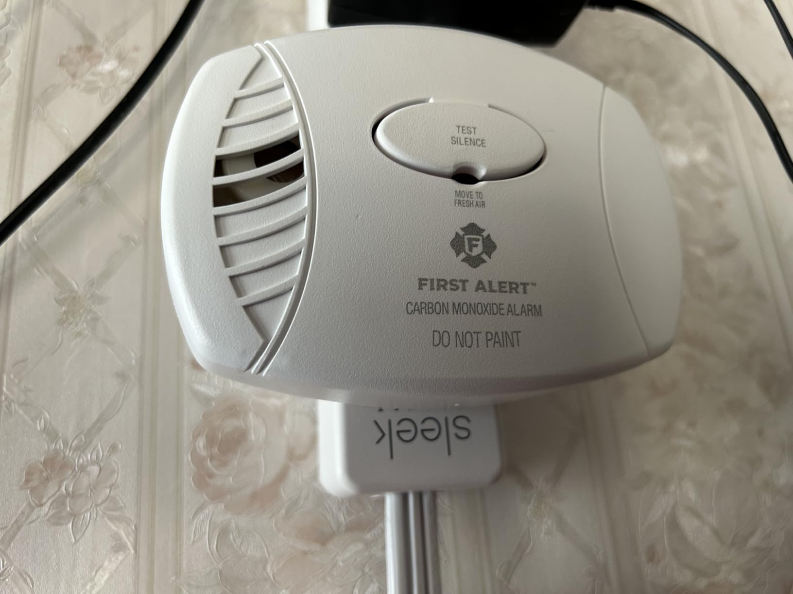 FIRST ALERT CO605 Plug-in Carbon Monoxide Detector with Battery Backup, White customer photo 1