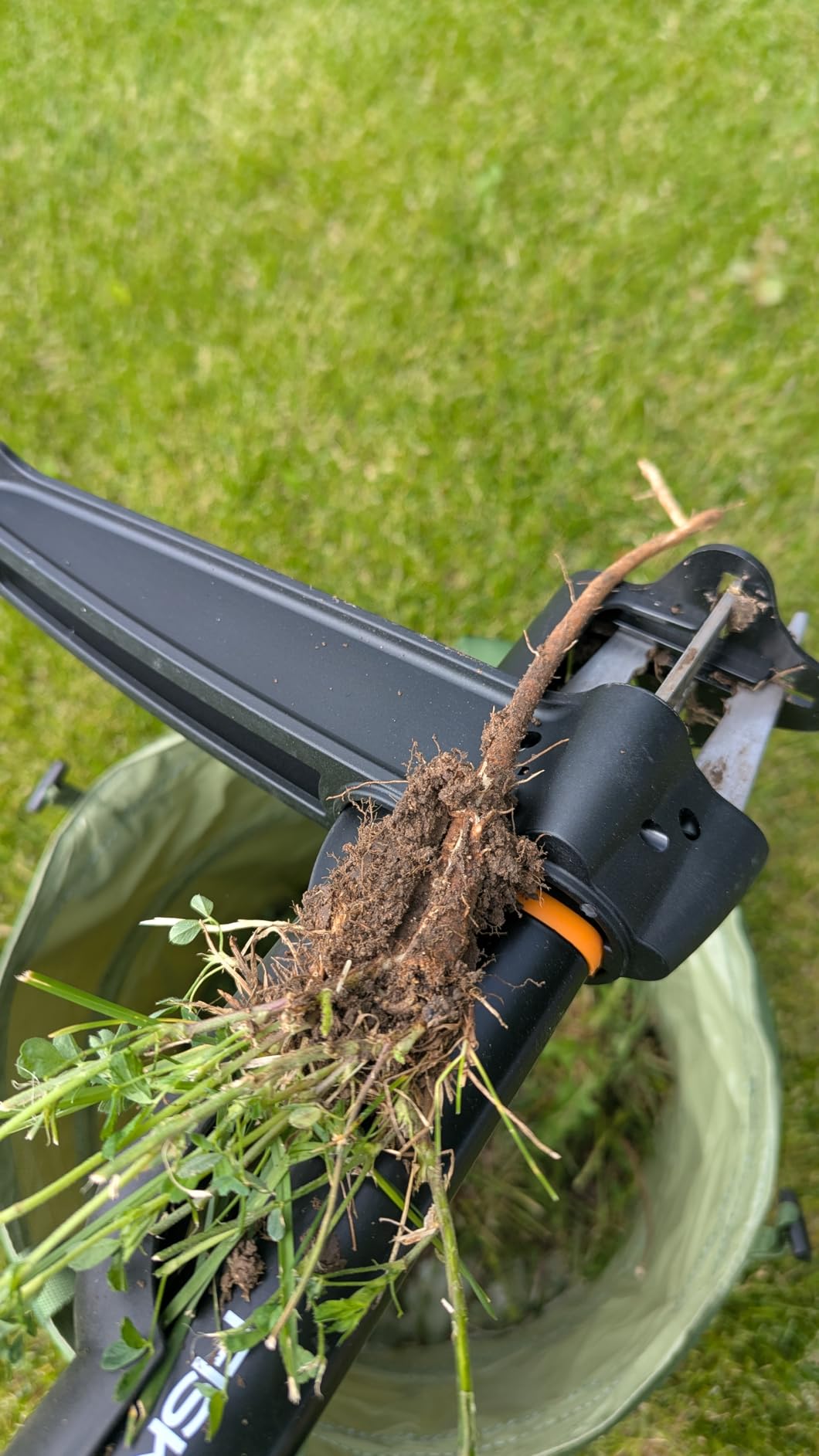 Fiskars Deluxe Stand-Up Weed Puller Tool, 4 Serrated Stainless Steel Claws customer photo 2