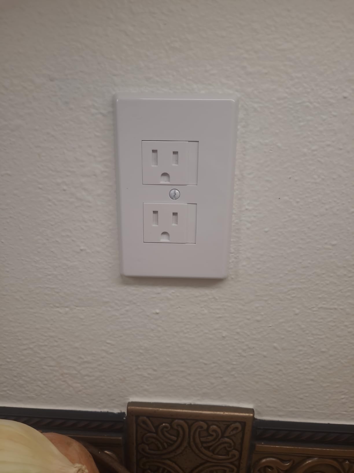 6-Pack Safety Innovations Self-Closing Outlet Covers (For Center Screw Outlets Only) - Measures 3