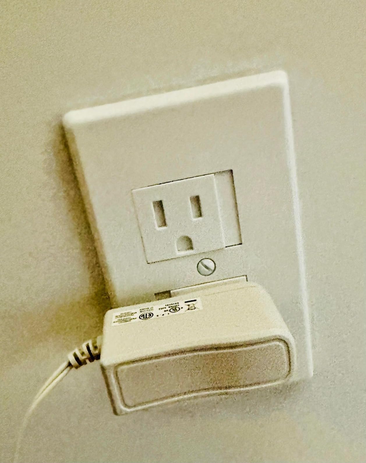 6-Pack Safety Innovations Self-Closing Outlet Covers (For Center Screw Outlets Only) - Measures 3
