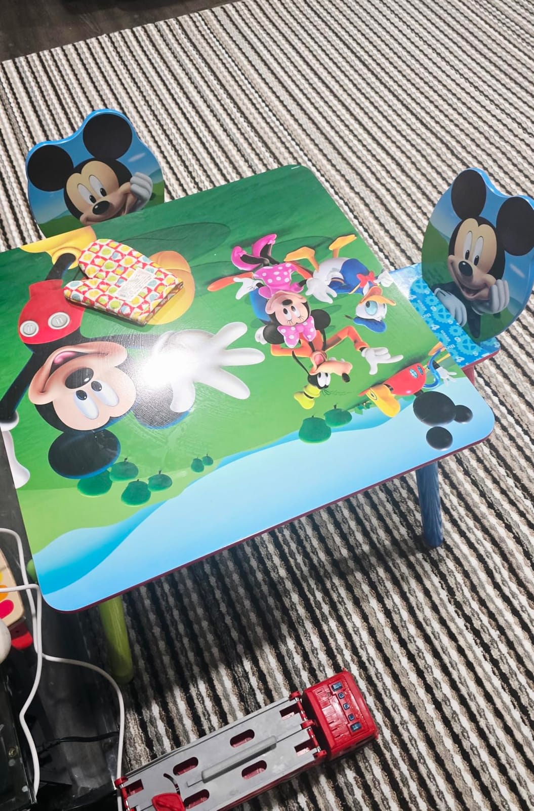 Delta Children - Disney Minnie Mouse Kids Table and Chair Set 3- Piece Set (2 Chairs Included) - Ideal for Arts & Crafts, Snack Time, Homework & More, Pink customer photo 1