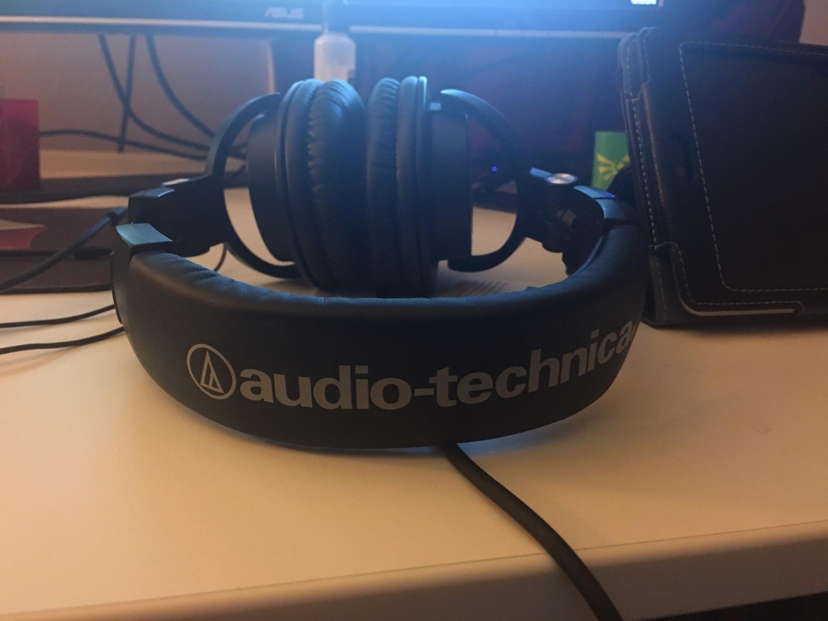 Audio-Technica ATH-M50X Professional Studio Monitor Headphones, Black, Professional Grade, Critically Acclaimed, with Detachable Cable customer photo 1