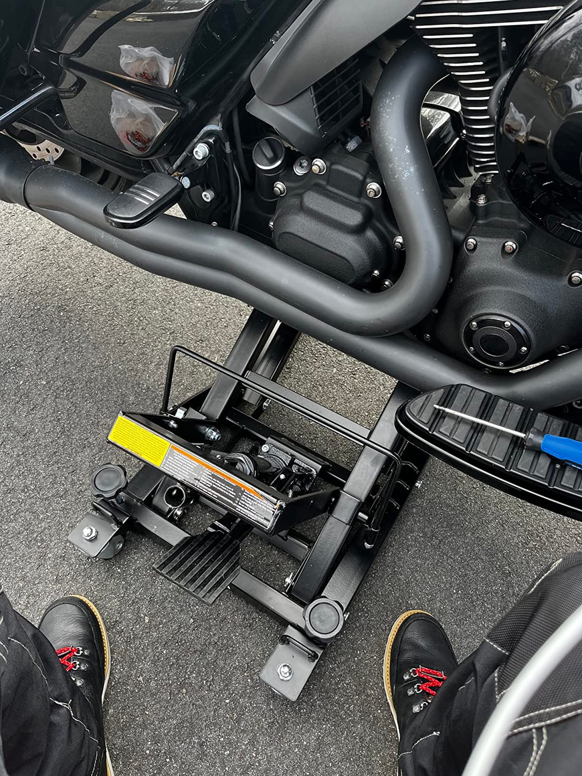 Black Widow Hydraulic Steel Motorcycle and ATV Lift Jack Stand, 1,500 lb customer photo 2