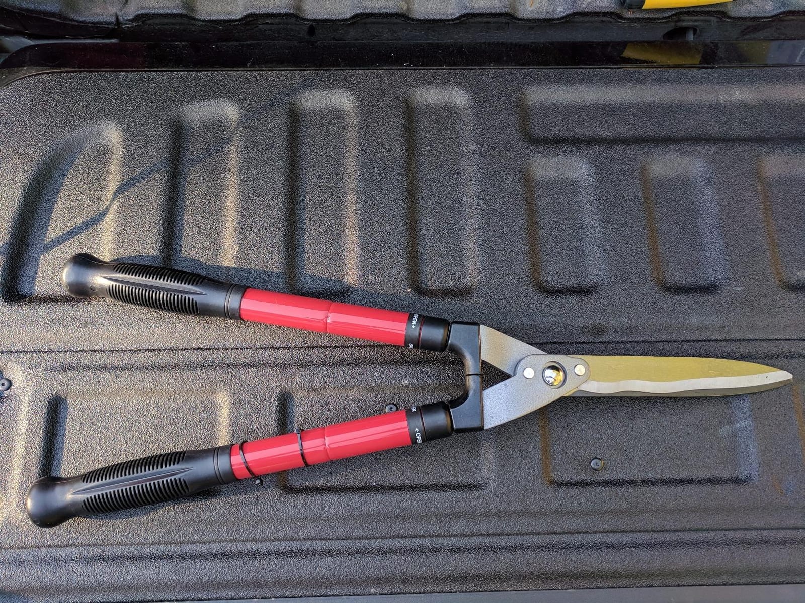 TABOR TOOLS B212A 25″–33″ Telescopic Hedge Shears with Wavy Blade and Extendable Steel Handles. Extendable Manual Hedge Clippers for Trimming Borders, Boxwood, and Tall Bushes. customer photo 1