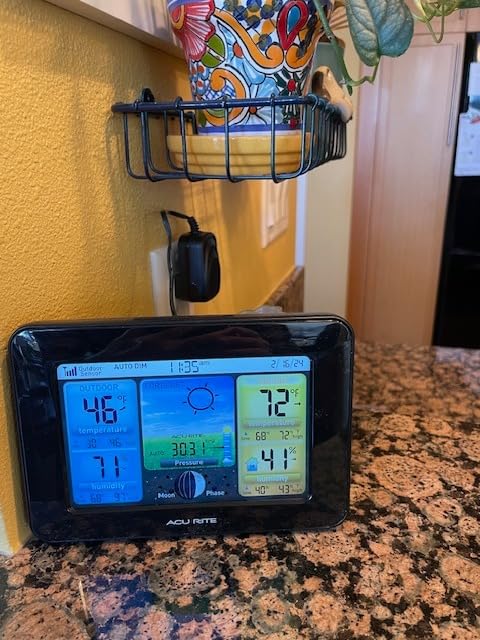 AcuRite Wireless Home Weather Station with Color Display, Indoor Outdoor Thermometer and Temperature Sensor (02077M) customer photo 2