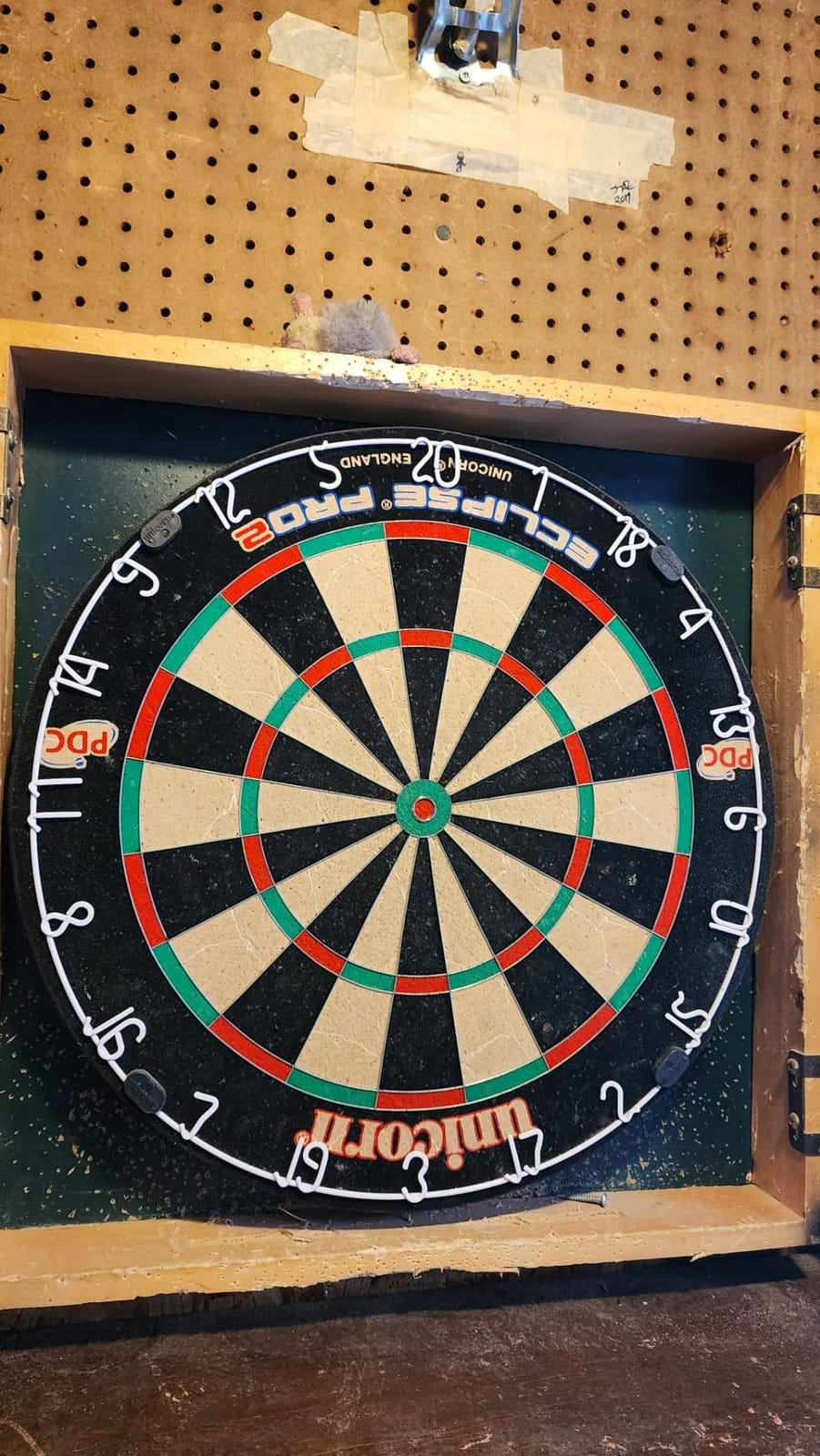 Unicorn Eclipse Pro 2 Bristle Steel Tip Dartboard with American Legend Dartboard Cabinets – Ultra-Slim Bullseye – High-Vis Rotatable Number Ring – 30% Thinner Wire customer photo 2
