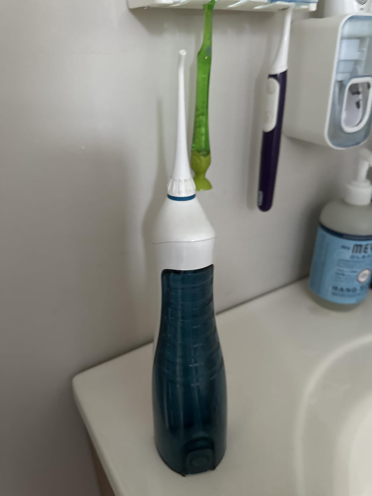 AquaSonic Aqua Flosser - Cordless Rechargeable Water Flosser for Teeth - Waterproof, Portable Oral Irrigator for Dental Cleaning with 5 Jet Tips – Braces Home Travel customer photo 1
