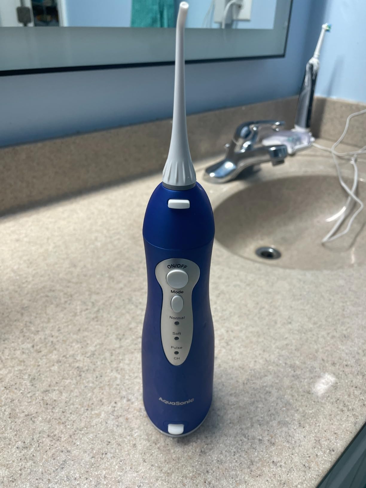 AquaSonic Aqua Flosser - Cordless Rechargeable Water Flosser for Teeth - Waterproof, Portable Oral Irrigator for Dental Cleaning with 5 Jet Tips – Braces Home Travel customer photo 2