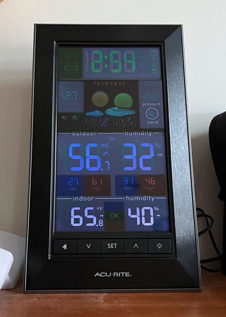 AcuRite Digital Vertical Weather Forecaster with Indoor/Outdoor Temperature, Humidity, and Date and Time (01121M), Black customer photo 1