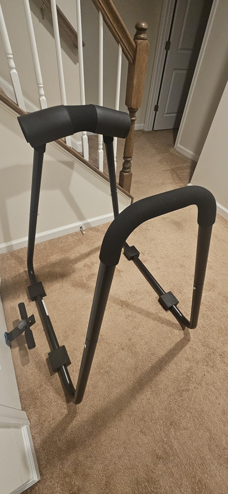 Amazon Basics Dip Bar Station, Portable Strength Training Stand for Tricep Dips & Calisthenics, Home Gym, 661 lb Weight Capacity, Black customer photo 1