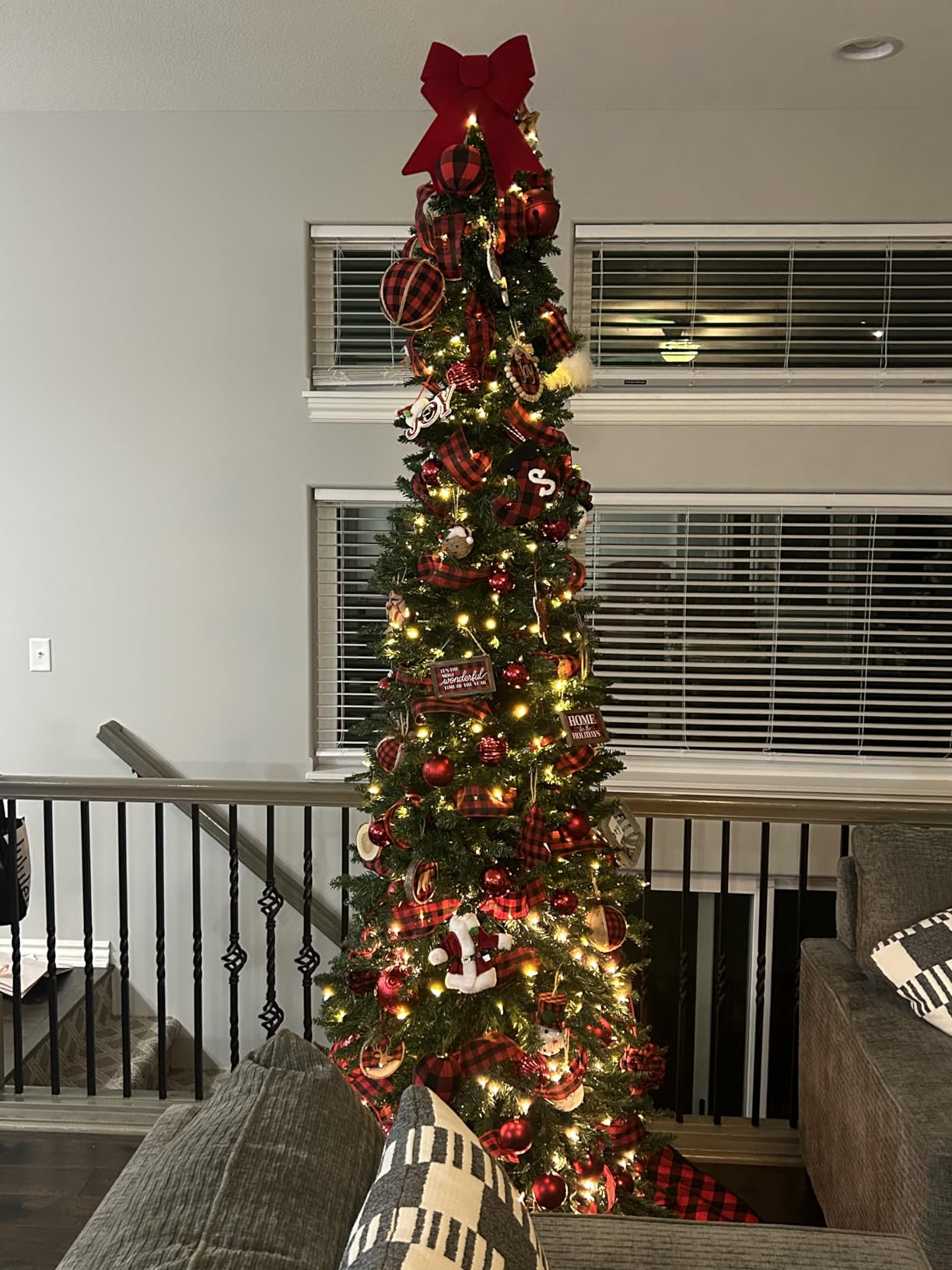 Goplus 6FT Pencil Christmas Tree, Artificial Slim Christmas Tree, 400 Branch Tips, Premium PVC Needles, with Sturdy Metal Stand, Unlit Xmas Tree for Home Office Shops Hotels customer photo 1