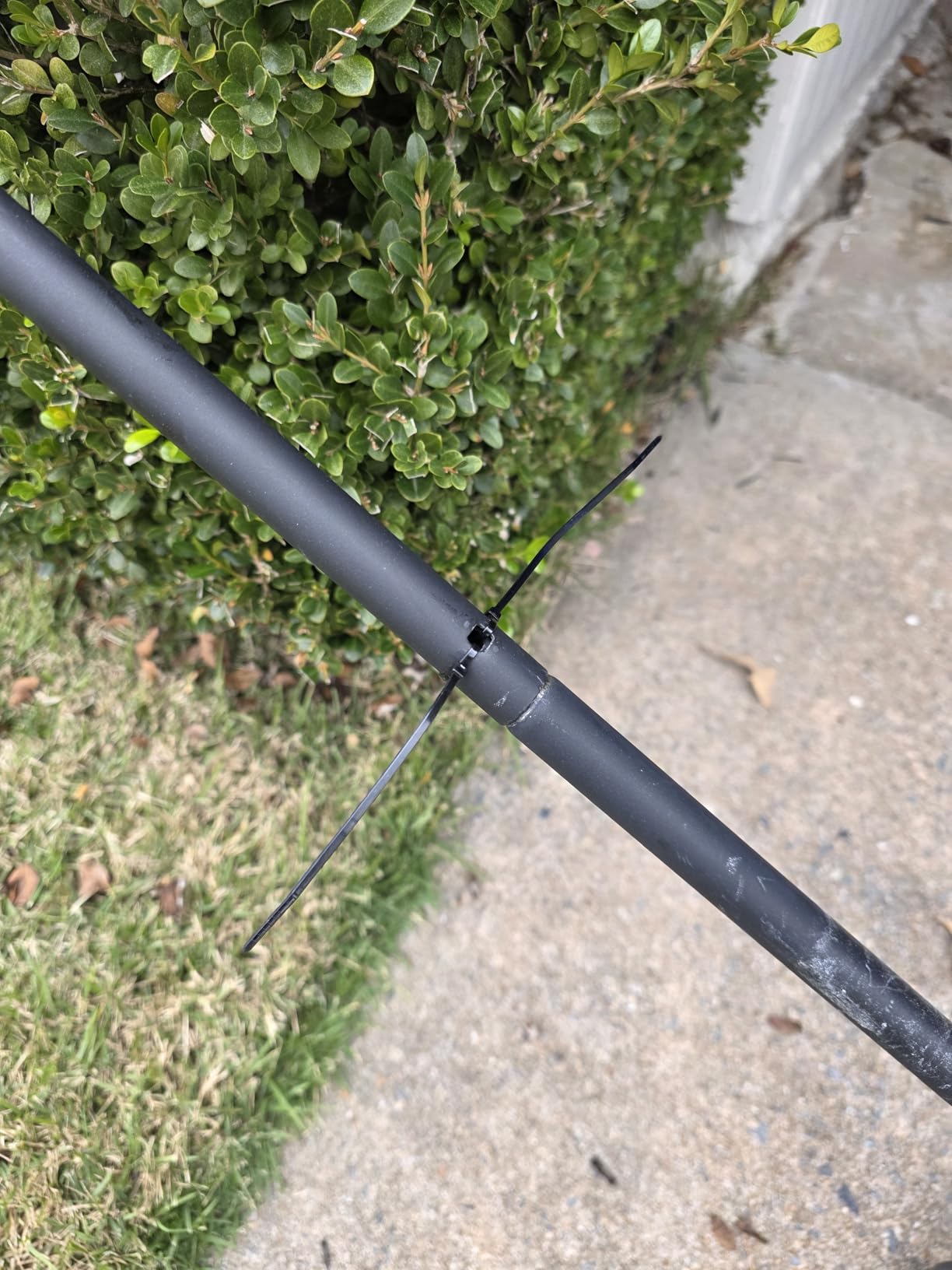 Earthwise LSW70021 21-Inch Width Leaf & Grass Push Lawn Sweeper, Black customer photo 2