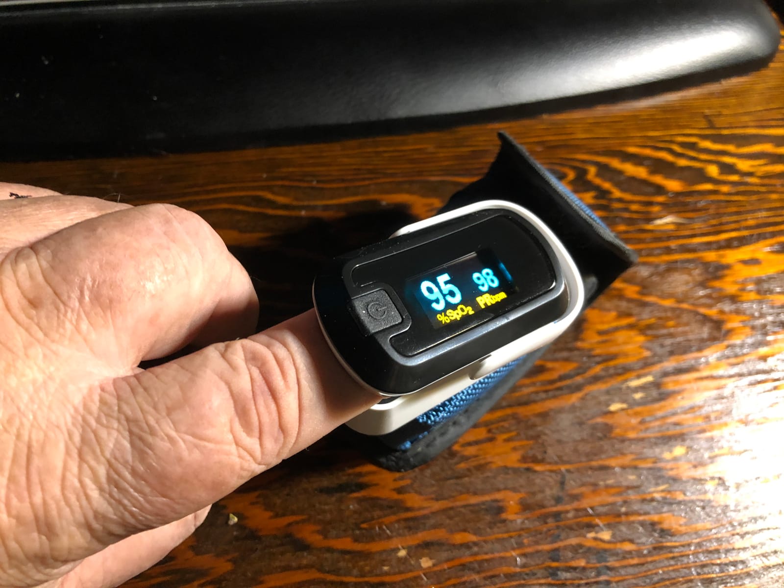 mibest OLED Finger Pulse Oximeter, O2 Meter, Dual Color White/Black customer photo 1