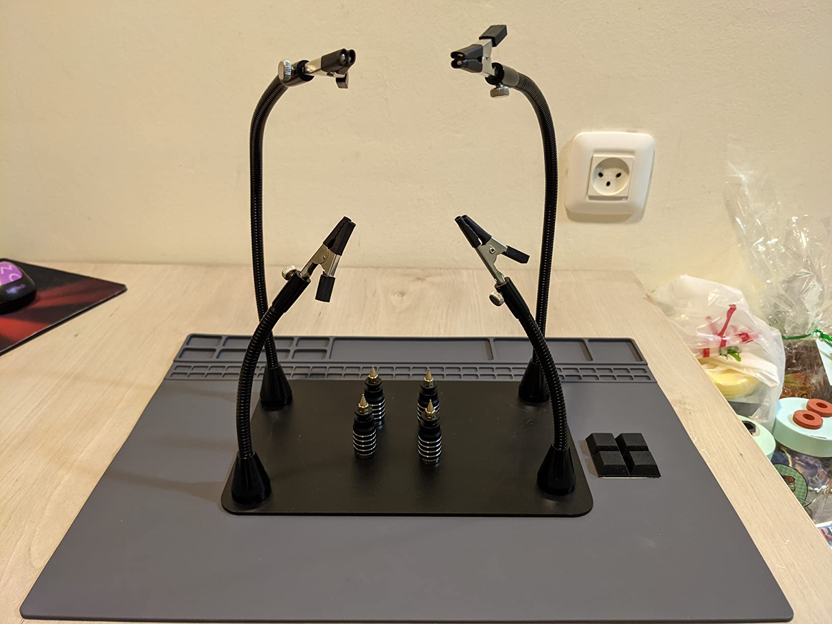 Magnetic Helping Hand, Soldering Helping Hands, 4 PCB Pillars Circuit Board Holder with Flexible Metal Arms Heavy Duty Base Electronic Repair Tool customer photo 2