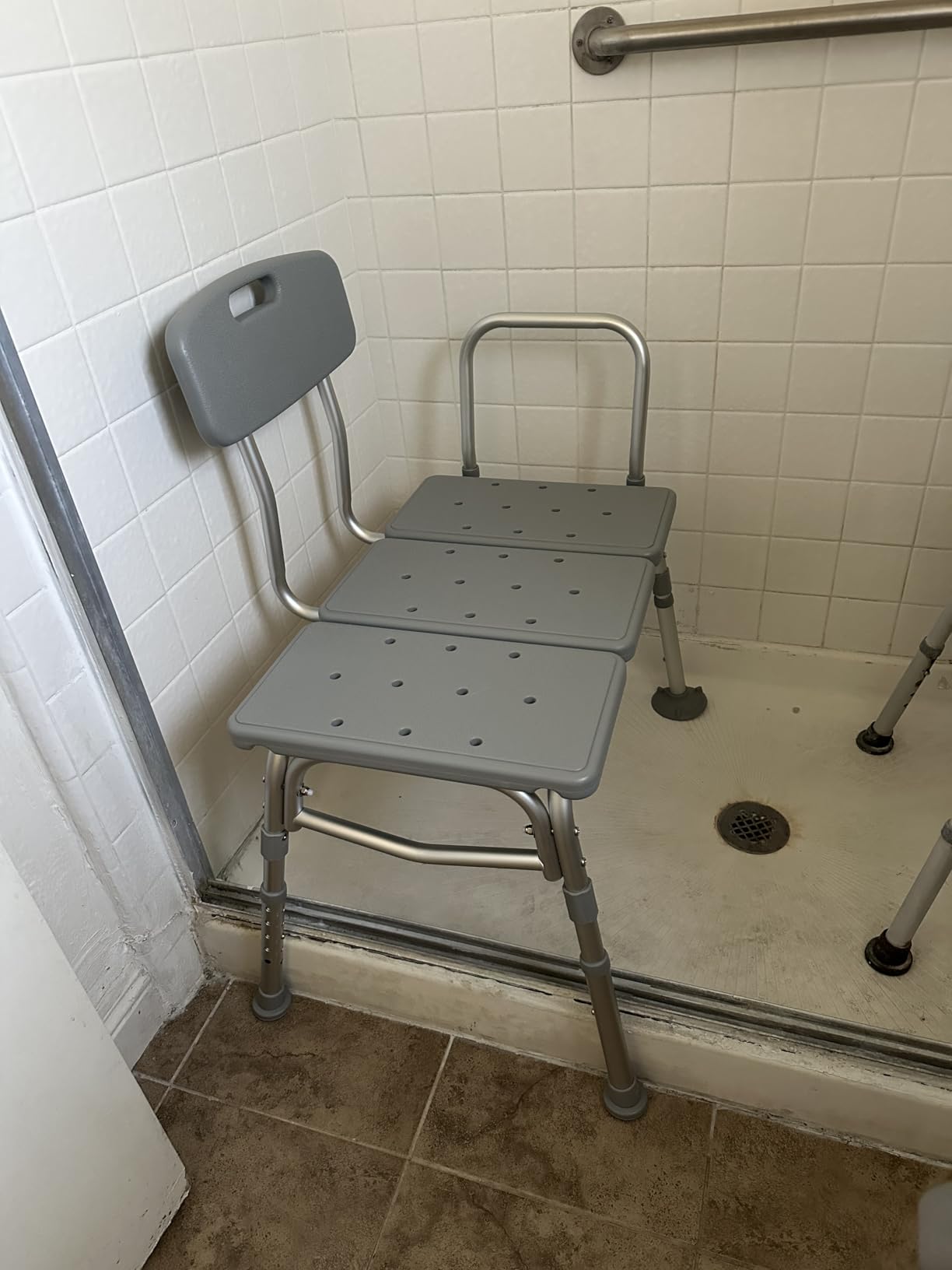 Medline Transfer Bench for Bathtubs and Showers, Adjustable Shower Bench and Bath Seat For Seniors and adults, Slip-resistant Feet, Heavy-Duty 400 lb. Weight Capacity, Tool-Free Assembly customer photo 2