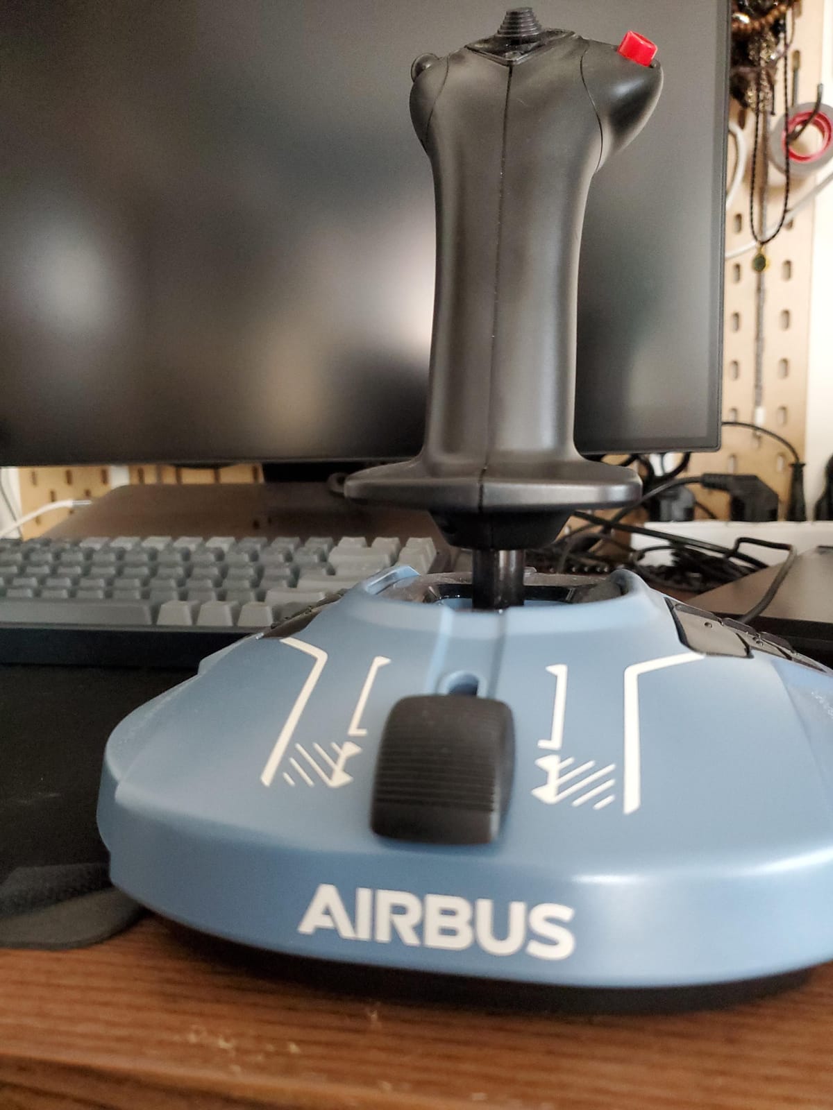Thrustmaster TCA Sidestick Airbus Edition Flight Sim Joystick - PC | A320 1:1 replica, drift-free magnetic sensor, 17 mappable action buttons, built-in throttle, thrust reverser, Hall sensor customer photo 1