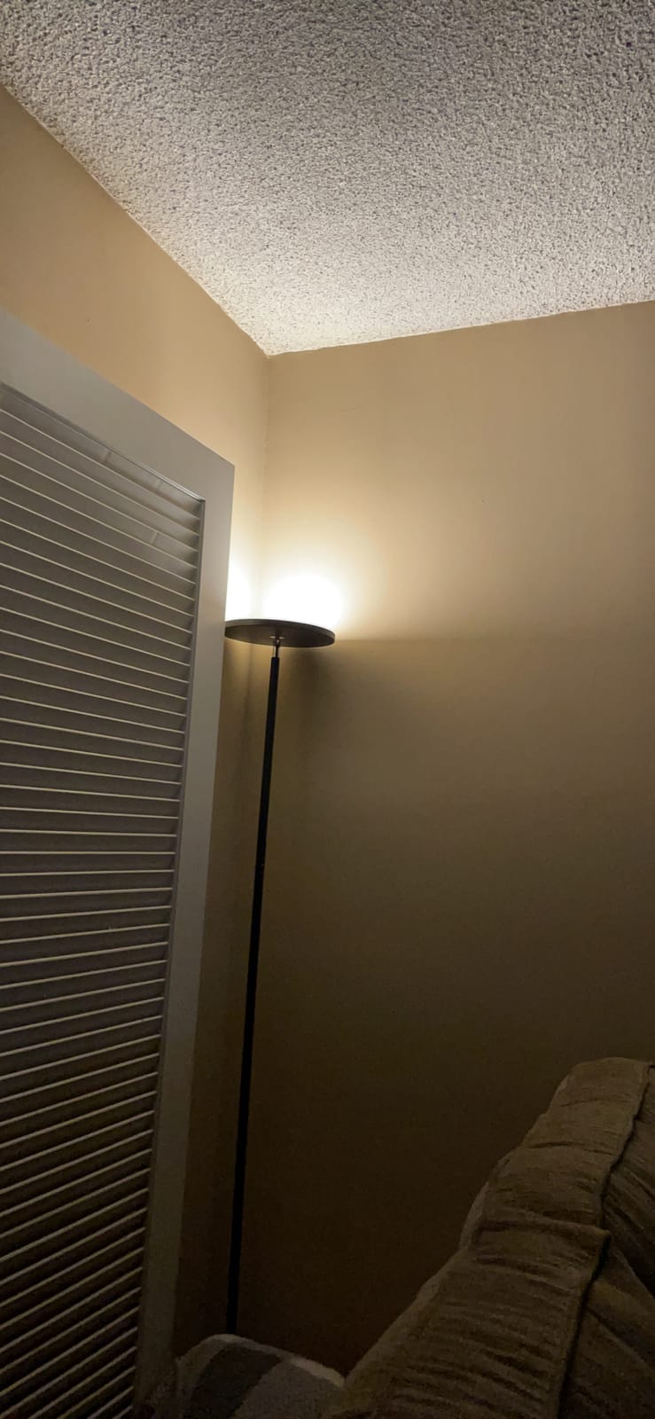 OUTON Floor Lamp, 30W/3000LM LED Modern Torchiere Sky Lamp, Super Bright Dimmable Standing Tall Lamp with 4 Color Temperatures, Remote Touch Control, 1 Hour Timer for Living Room Bedroom Office, Black customer photo 1