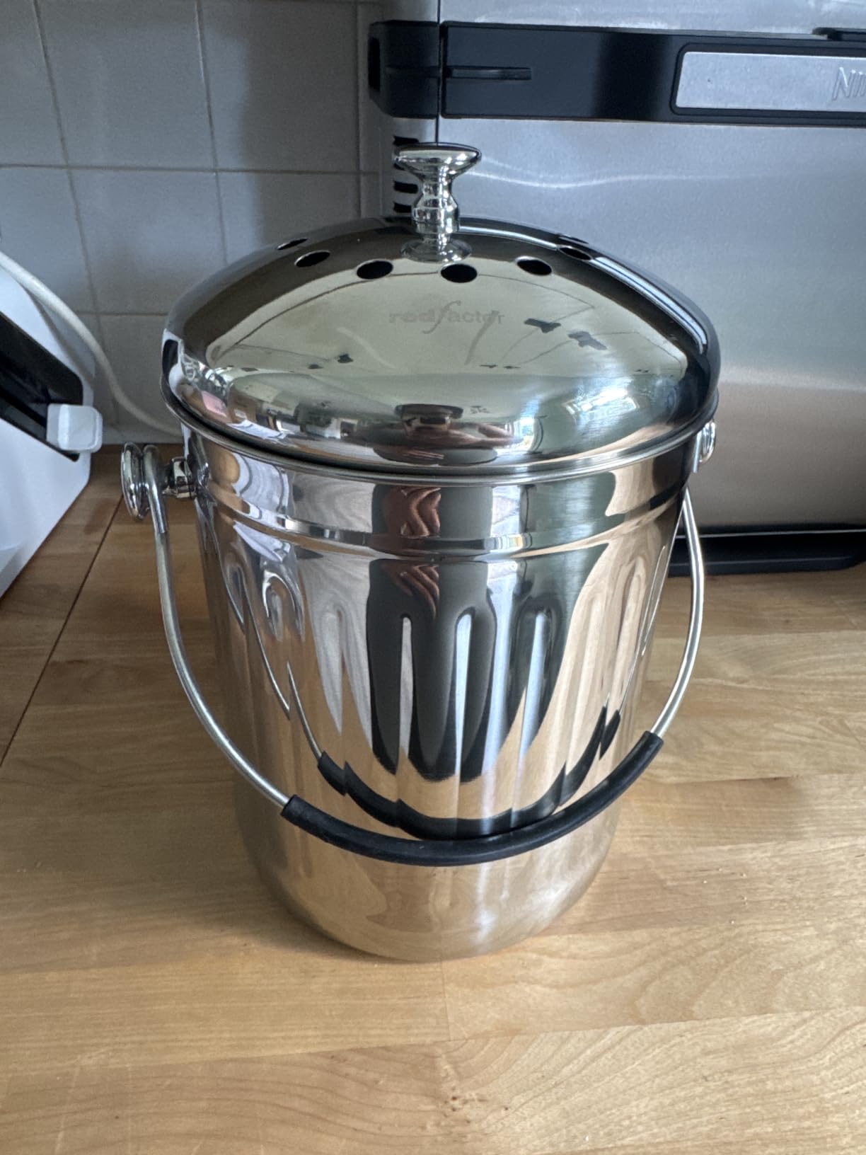 Premium Compost Bin for Kitchen Countertop - Stainless Steel Food Waste Bucket with Innovative Dual Filter Technology - Includes Spare Filters (White, 1.3 Gallon) customer photo 1
